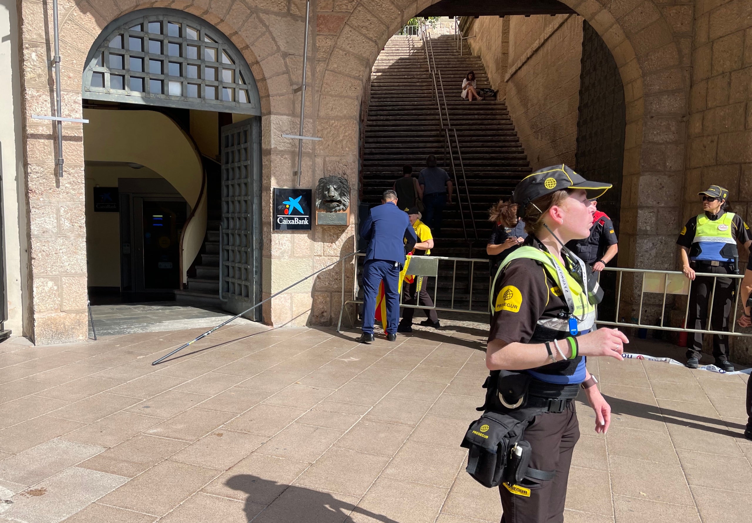 Membres de la seguretat requisen una estelada confiscada pels Mossos a Montserrat/Quico Sallés