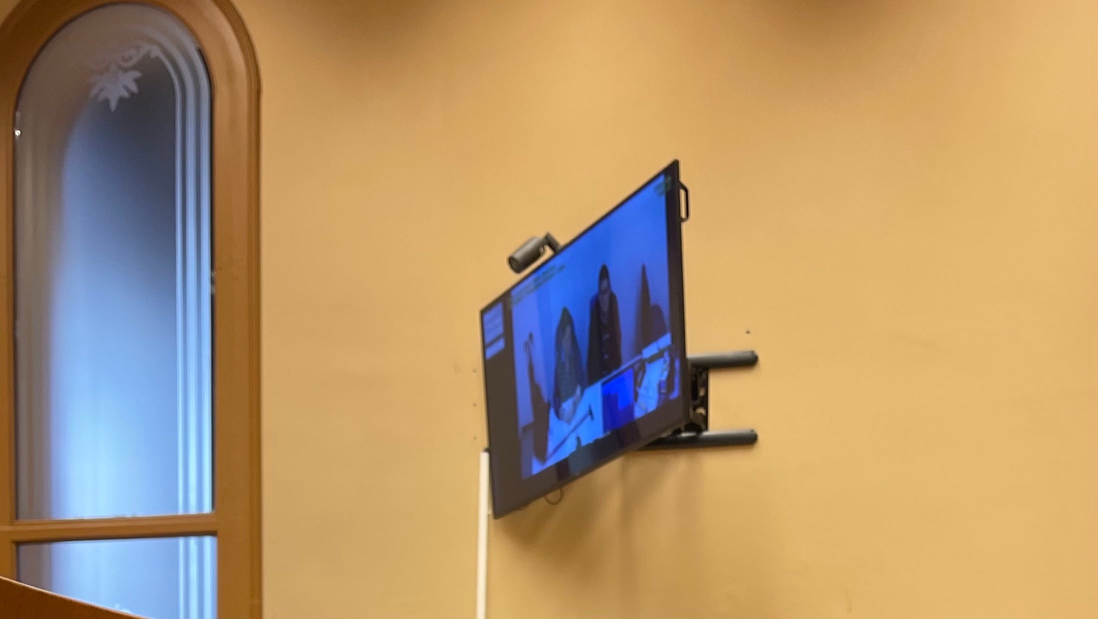 Una imatge dels acusats declarant on line al judici d'estafa/QS