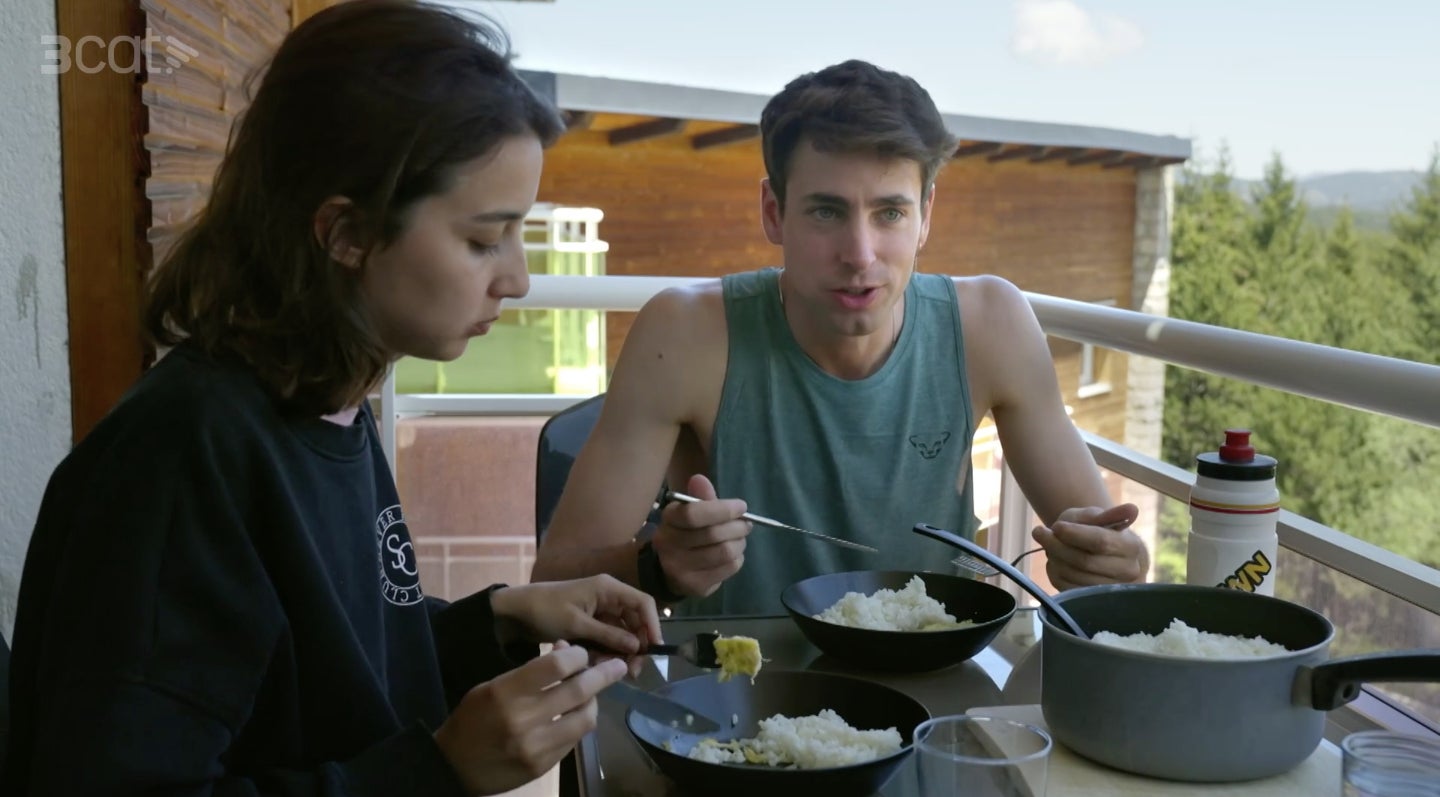 La parella ha deixat entrar les càmeres a casa mentre dinen - 3Cat