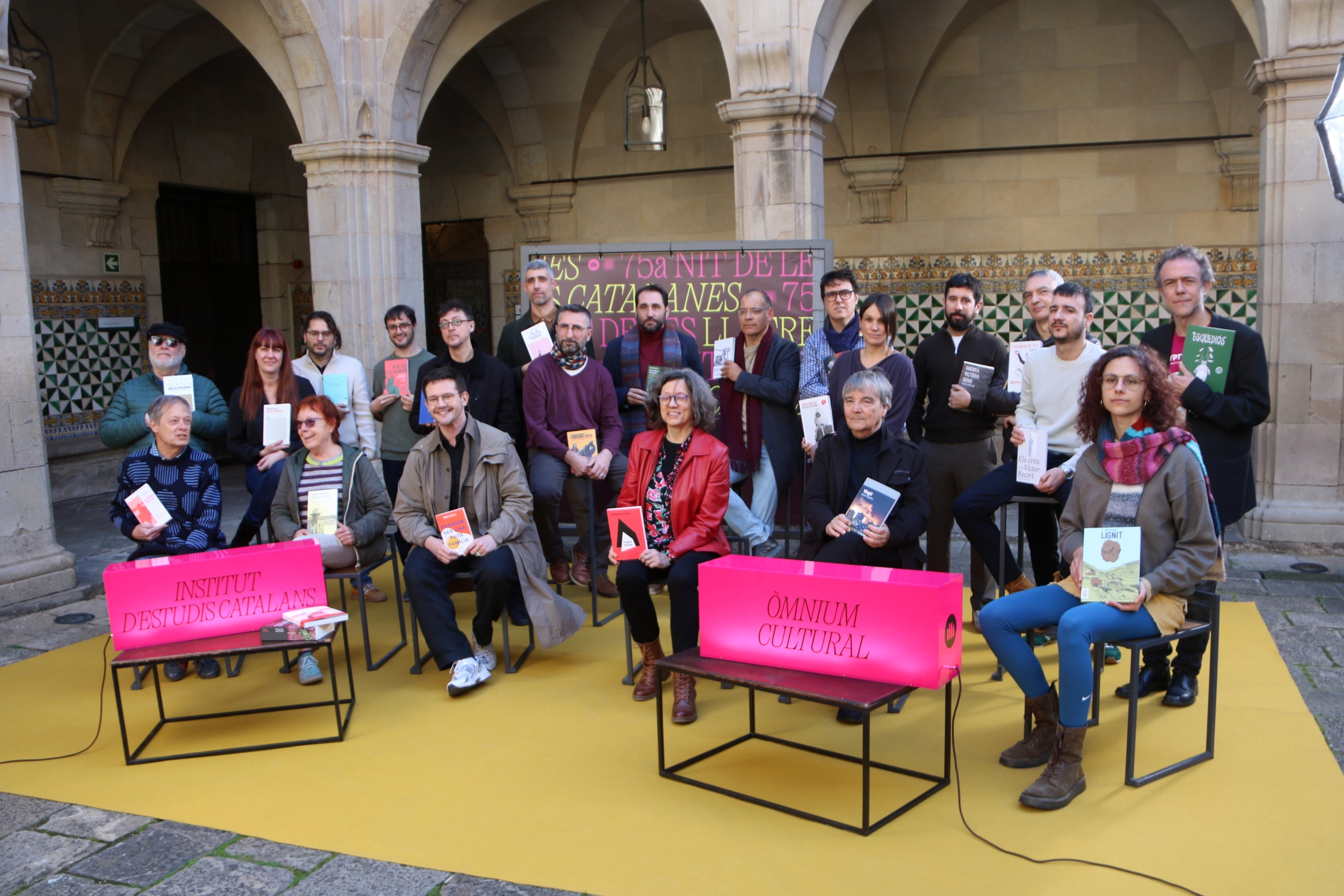 Els nominats als premis a obra publicada de 'La nit de lletres' d'Òmnium i l'IEC', en la foto de família mostrant les seves obres / ACN