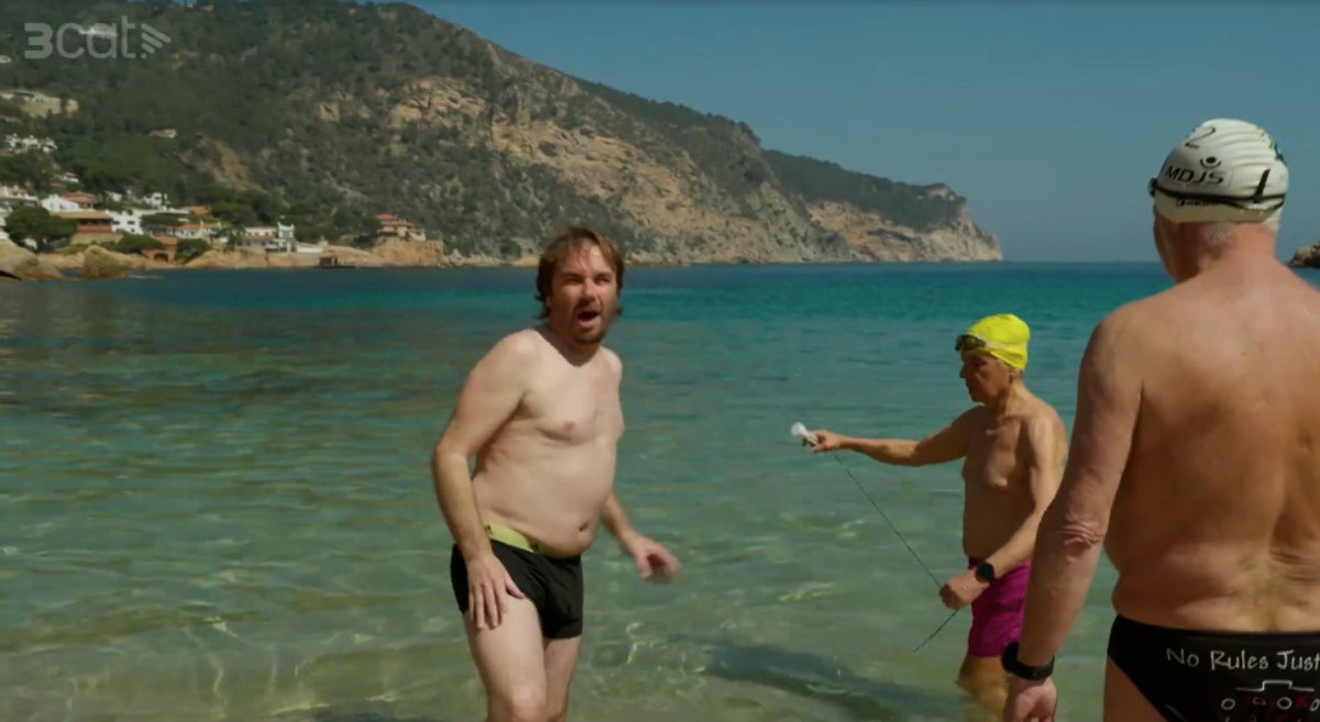 Quim Masferrer es banya a Begur en una visita divertida d'El Foraster - TV3