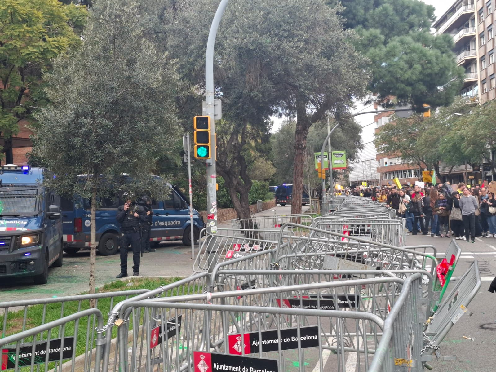 Moments de tensió a la conselleria d'Educació durant la manifestació dels docents / G.M.