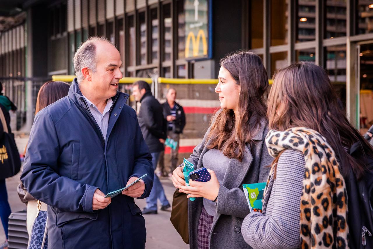 El secretari general de Junts, Jordi Turull, reparteix fulletons amb solucions a la crisi de Rodalies / Junts per Catalunya