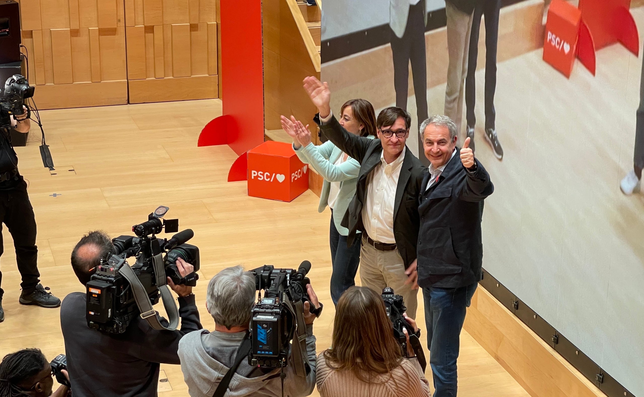 Silvia Paneque, Salvador Illa i José Luis Rodríguez Zapatero, en un míting de campanya a Girona/Quico Sallés