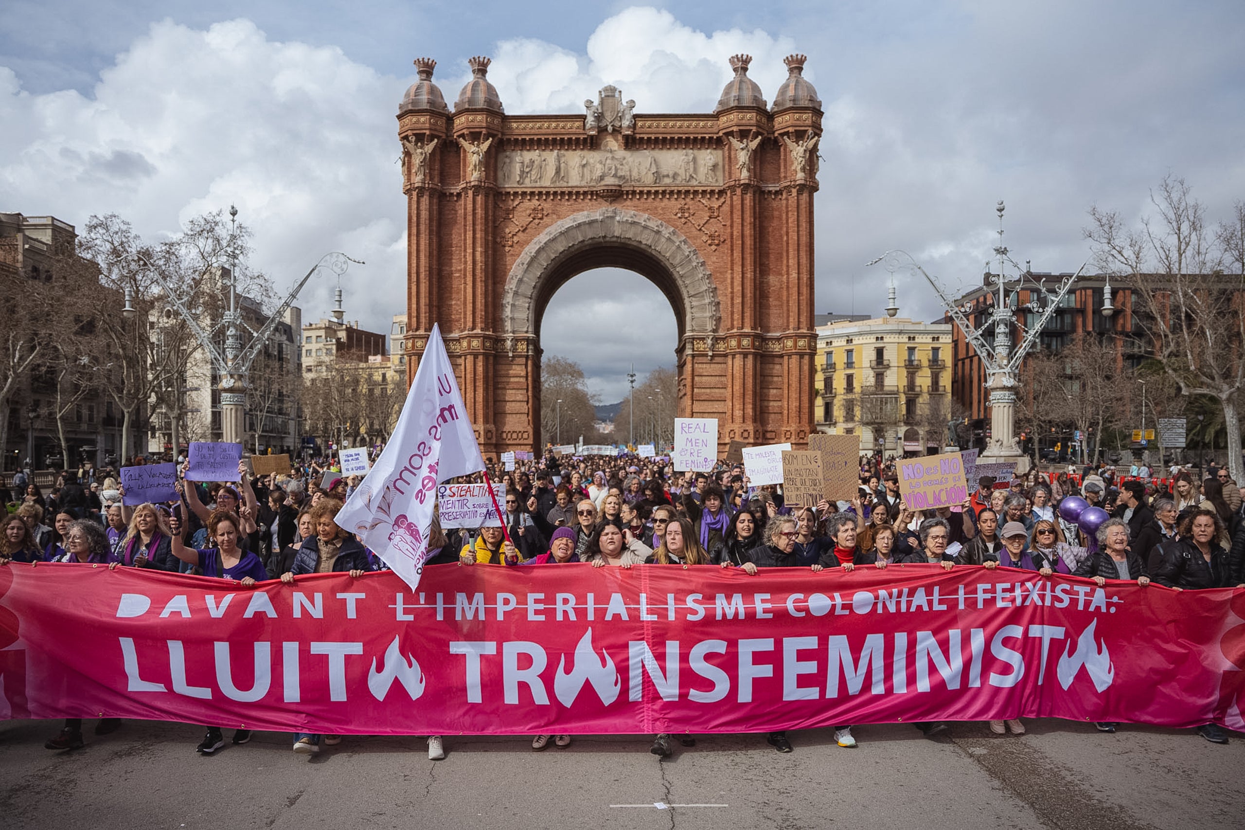 La manifestació feminista del 8-M convocada a Barcelona per l'Assemblea 8-M, a la seva arribada a l'Arc de triomf | Marc Font (ACN)