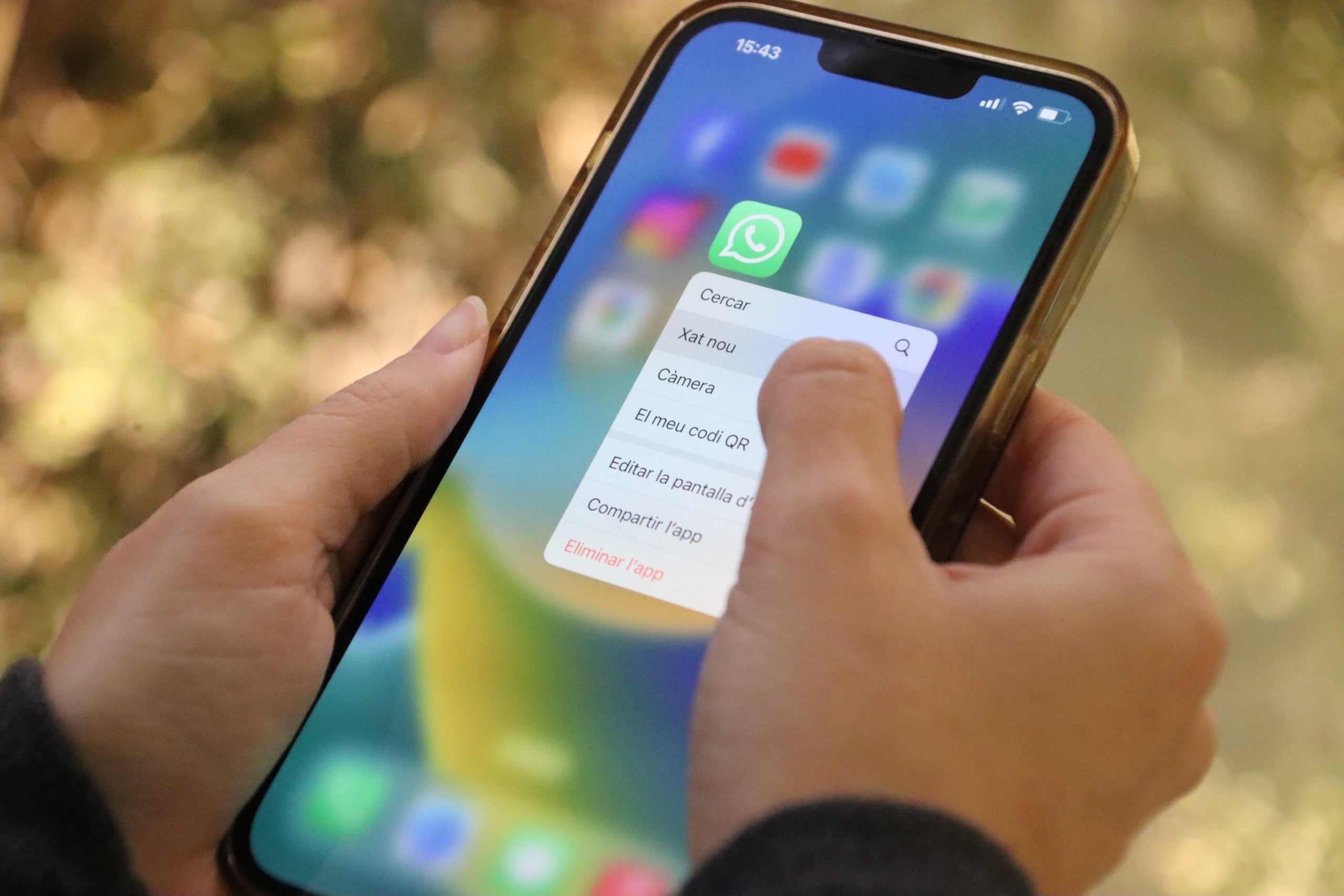 Una jove inicia un xat de WhatsApp | Eli Don (ACN)