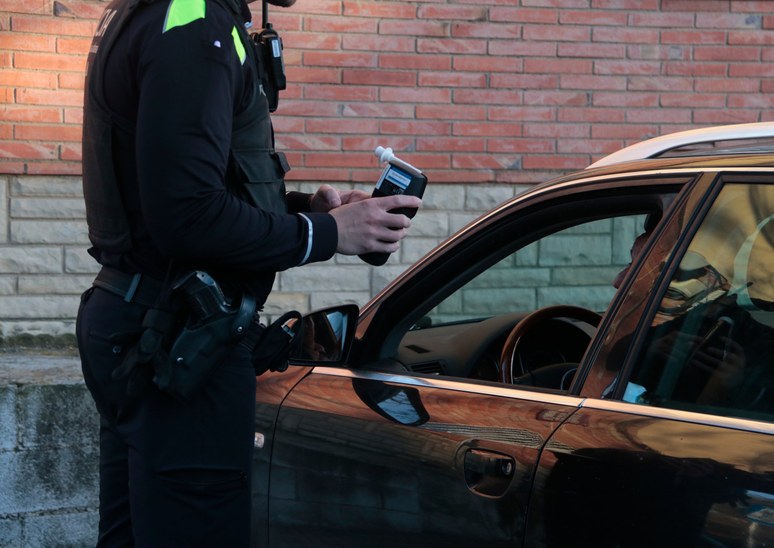 Un policia fa una prova d'alcoholèmia que el policia de Badia del Vallès no va fer/ACN