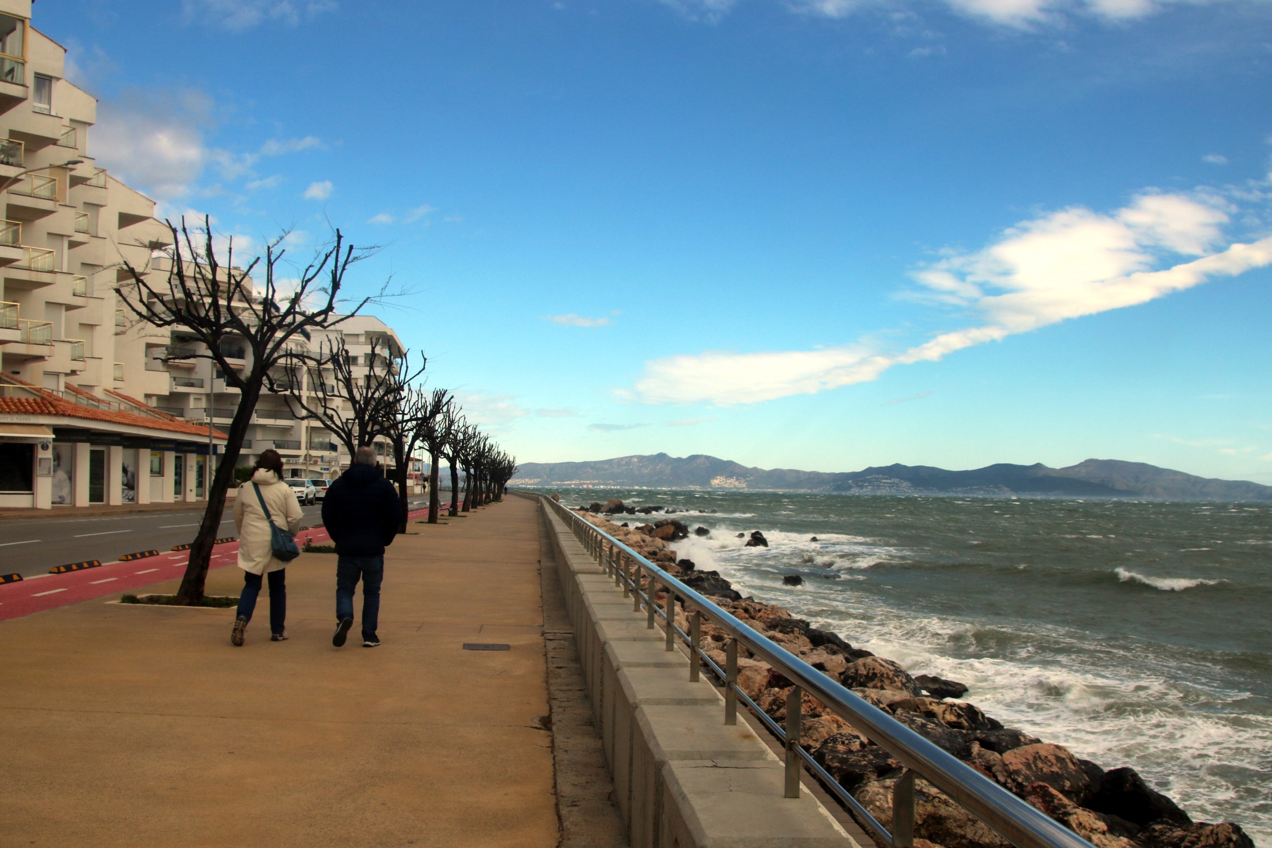 El passeig marítim de l'Escala sota els efectes de la ventada / ACN