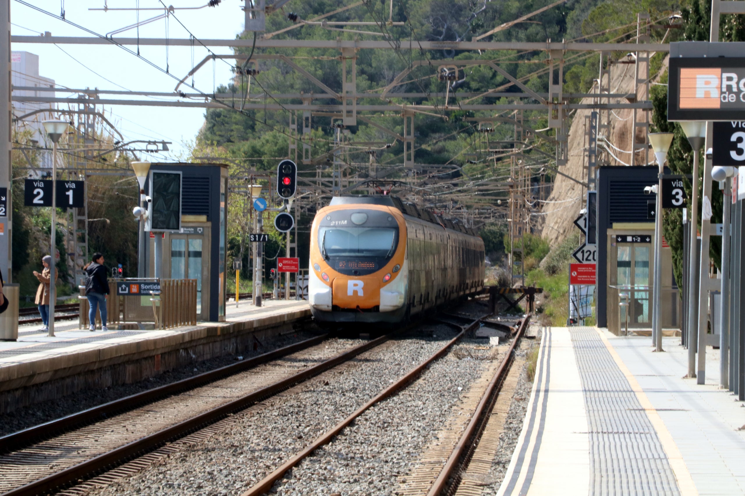 Un tren de Rodalies al pas per l'estació del Garraf / ACN
