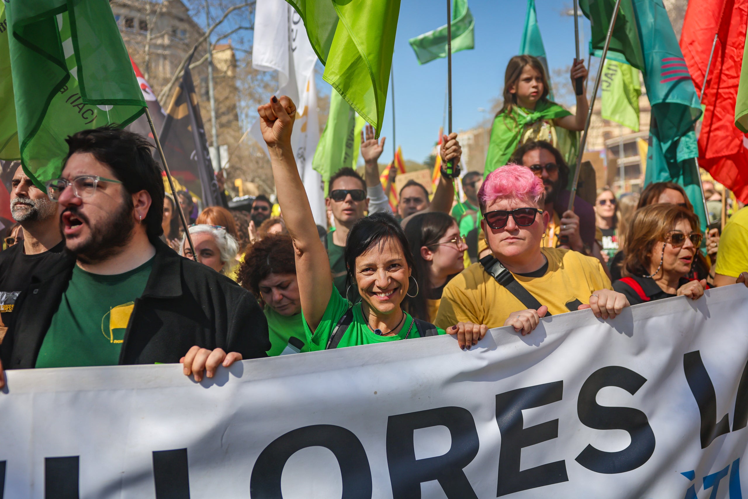La portaveu d'USTEC, Iolanda Segura, alçant el braç a la capçalera de la manifestació de docents a Barcelona | ACN