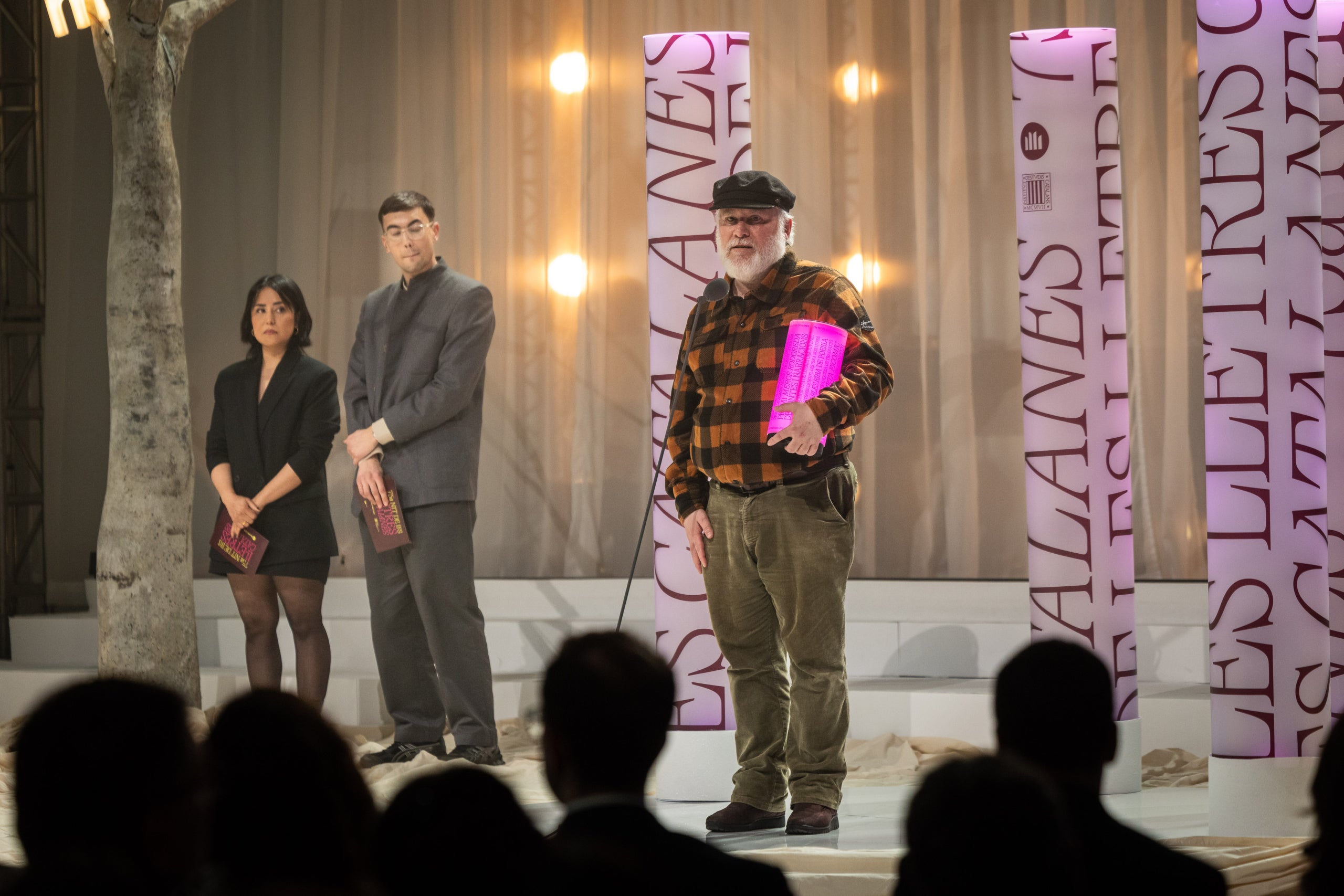 El guanyador del premi PEN Català Montserrat Franquesa de Traducció 2026 per ‘Josep i els seus germans’, de Thomas Mann (Comanegra), en recollir el premi / ACN