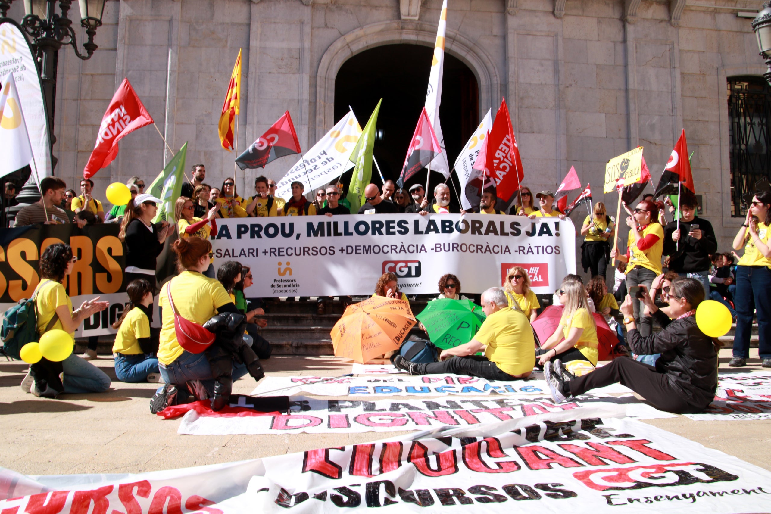 Imatge de la manifestació de mestres a Tarragona, a l'arribada a la plaça de la Font

| Eloi Tost/Mar Rovira (ACN)