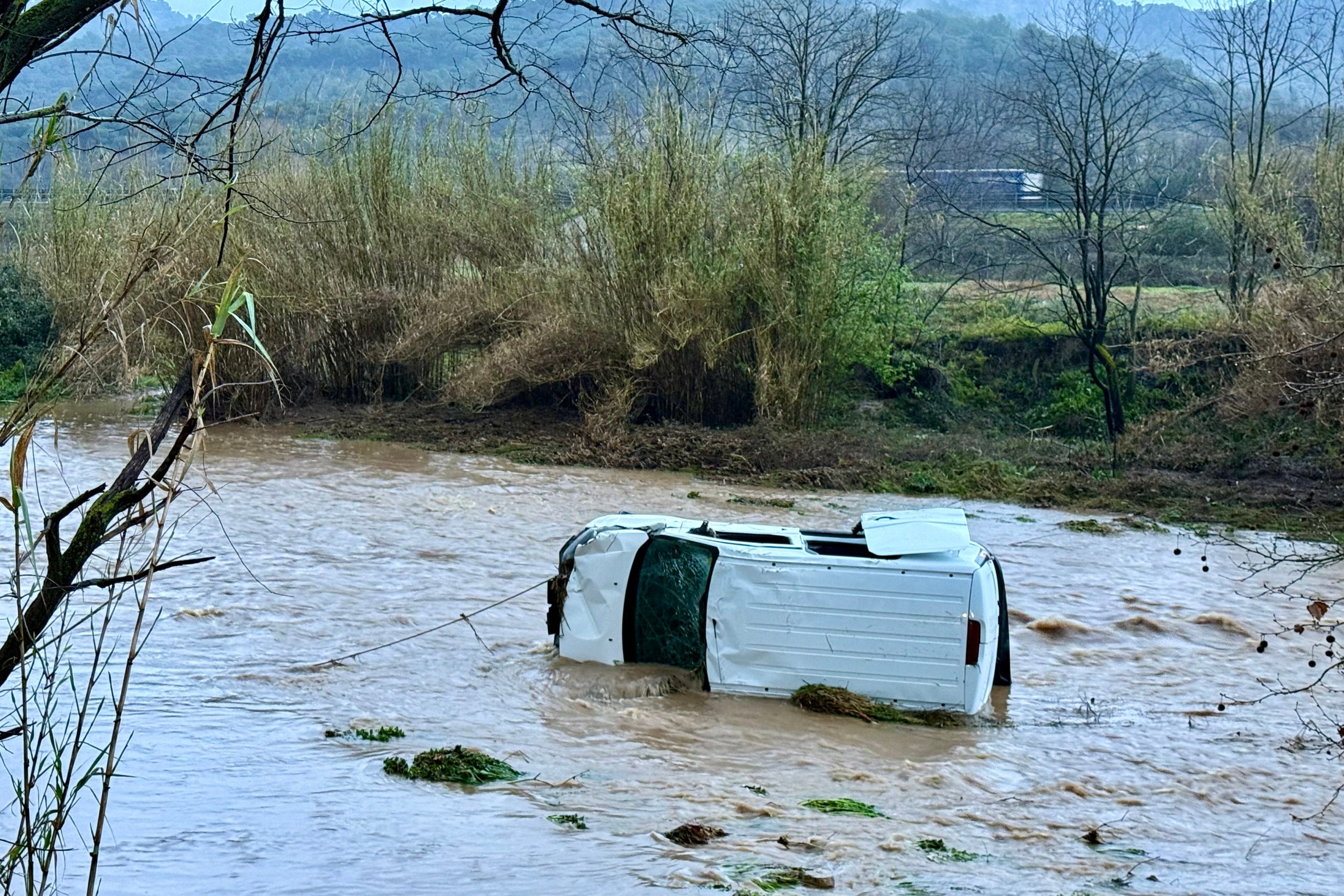 Furgoneta arrossegada per la riera Giola fins al riu Mogent, a Llinars del Vallès | Albert Segura Lorrio (ACN)