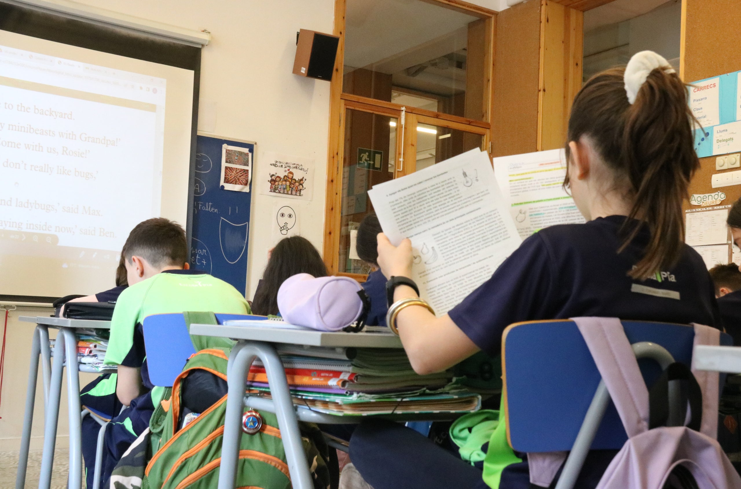 Imatge d'alumnes de l'Escola Pia de Balmes en una classe d'anglès. | Norma Vidal (ACN)