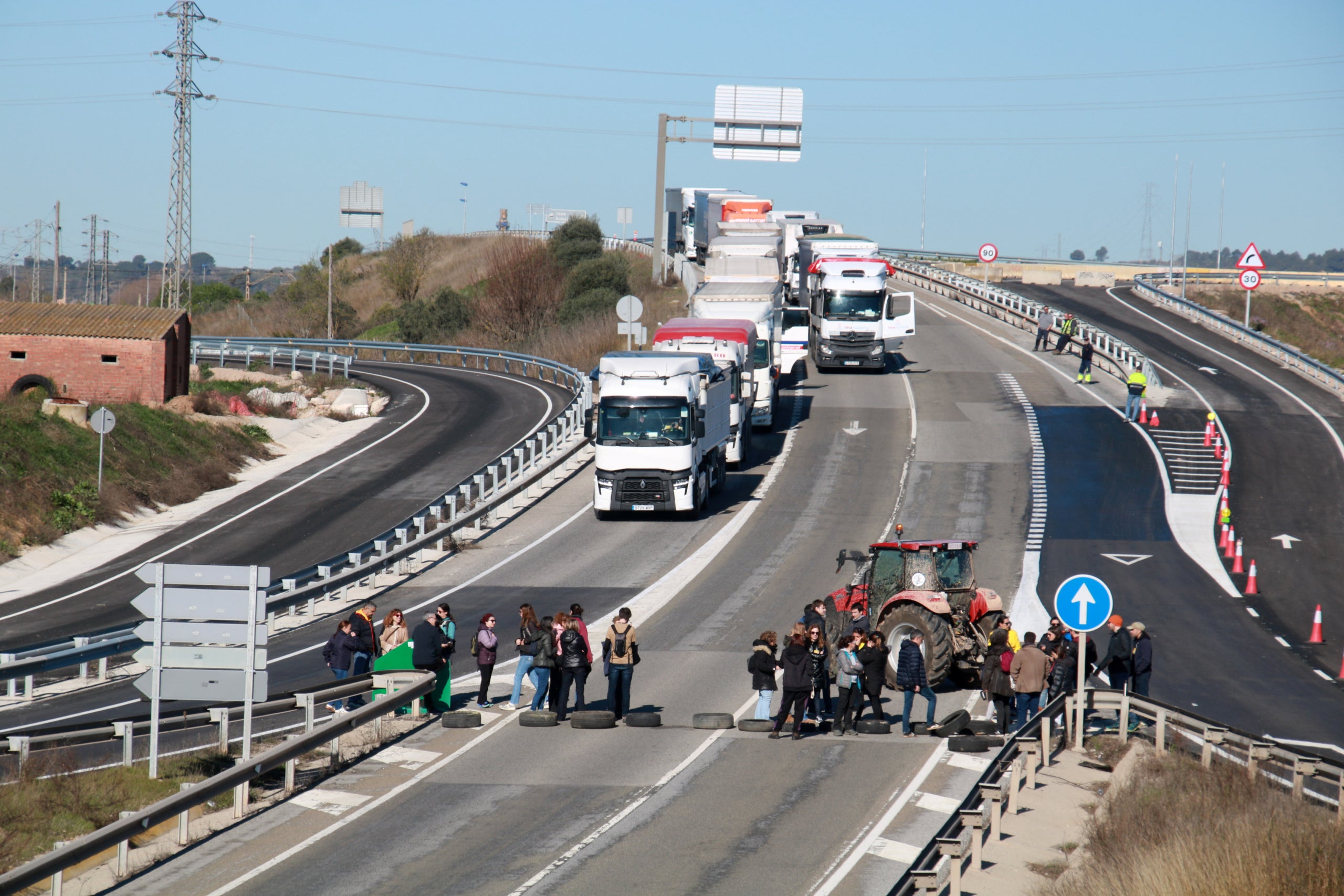 Mestres de l'Alt Camp i de la Conca de Barberà tallant l'N-240 a l'altura de Montblanc | ACN