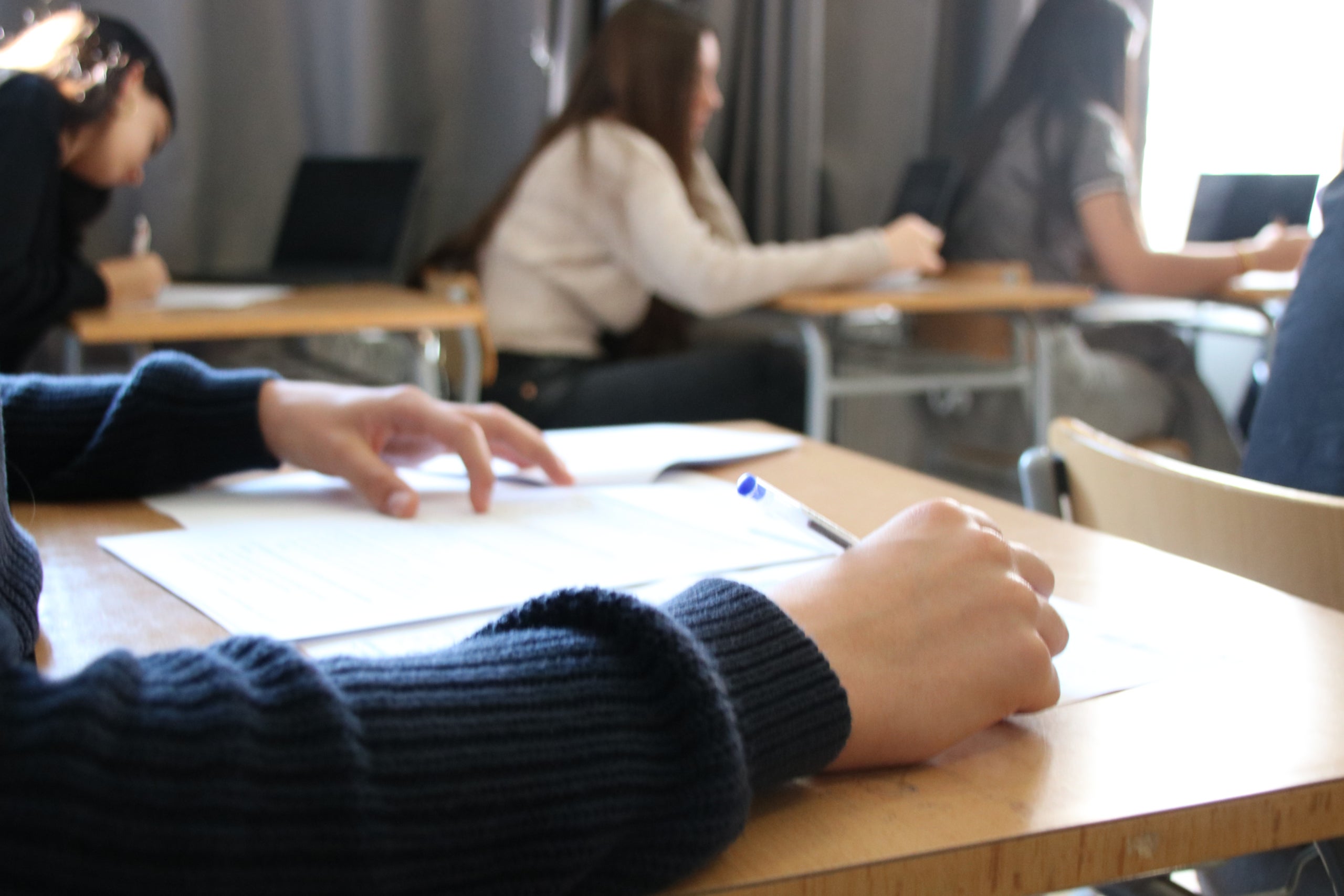 Un alumne responent a un qüestionari d'avaluació de final d'etapa de secundària
| Albert Hernàndez Ventós (ACN)