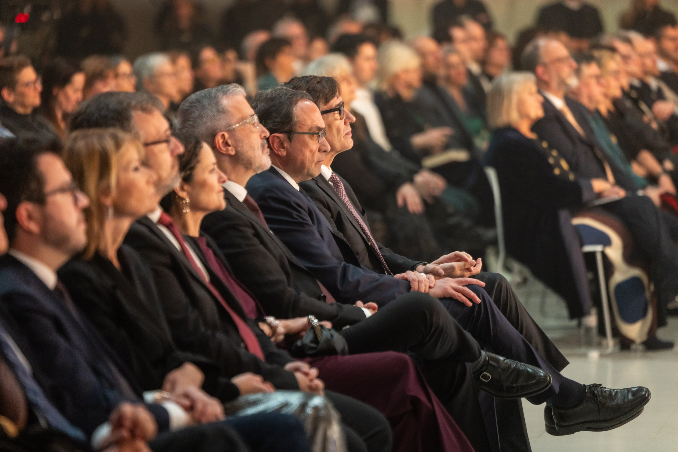 La fila de les primeres autoritats del país a la gala de la 75a Nit de les Lletres Catalanes, amb Salvador Illa i Josep Rull / ACN
