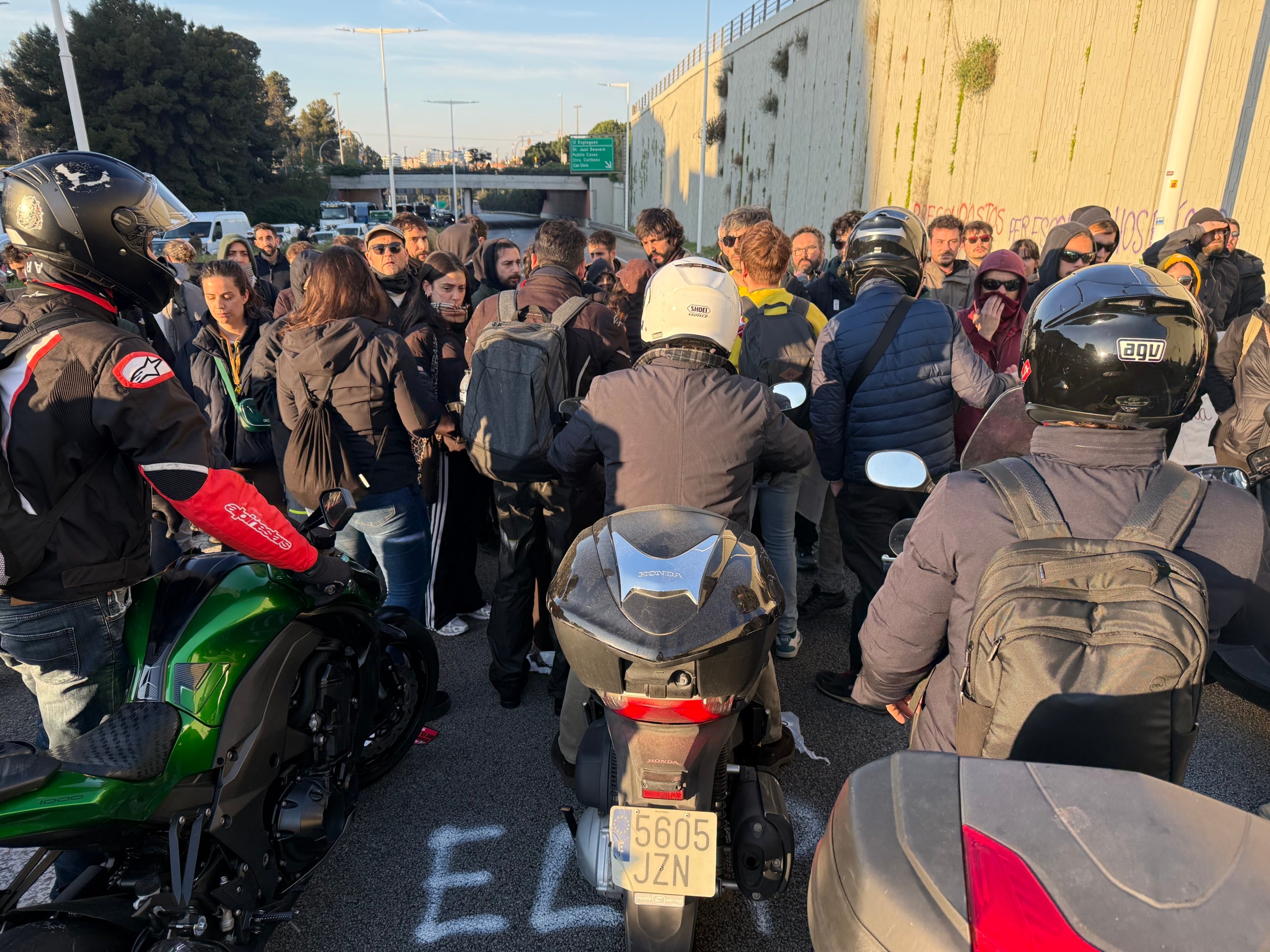 Motoristes pressionant els manifestants al tall de la ronda de Dalt a la sortida 12, a Esplugues de Llobregat | ACN