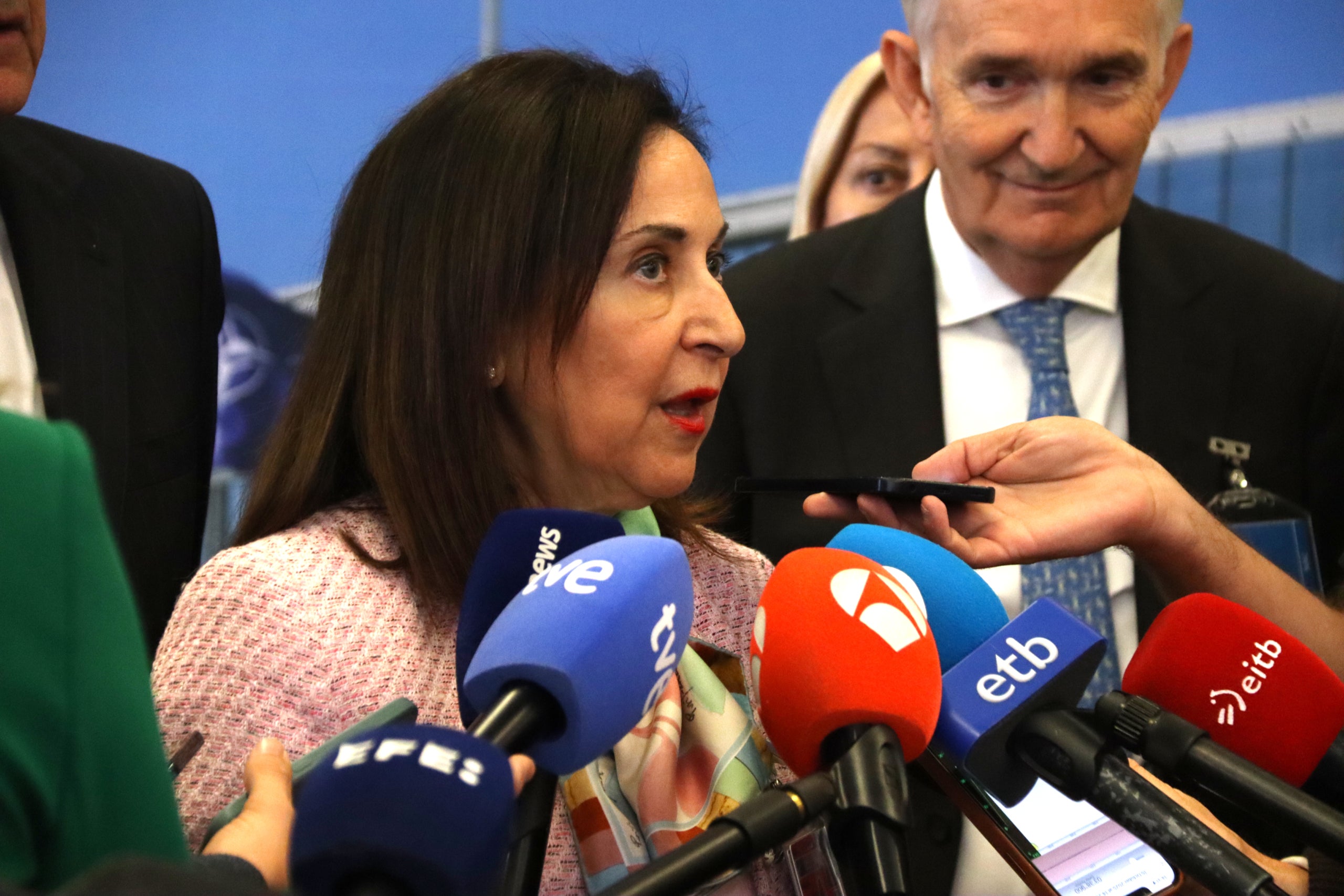 La ministra de Defensa del govern espanyol, Margarita Robles, durant una atenció als mitjans des de la seu de l'OTAN | Albert Cadanet (ACN)