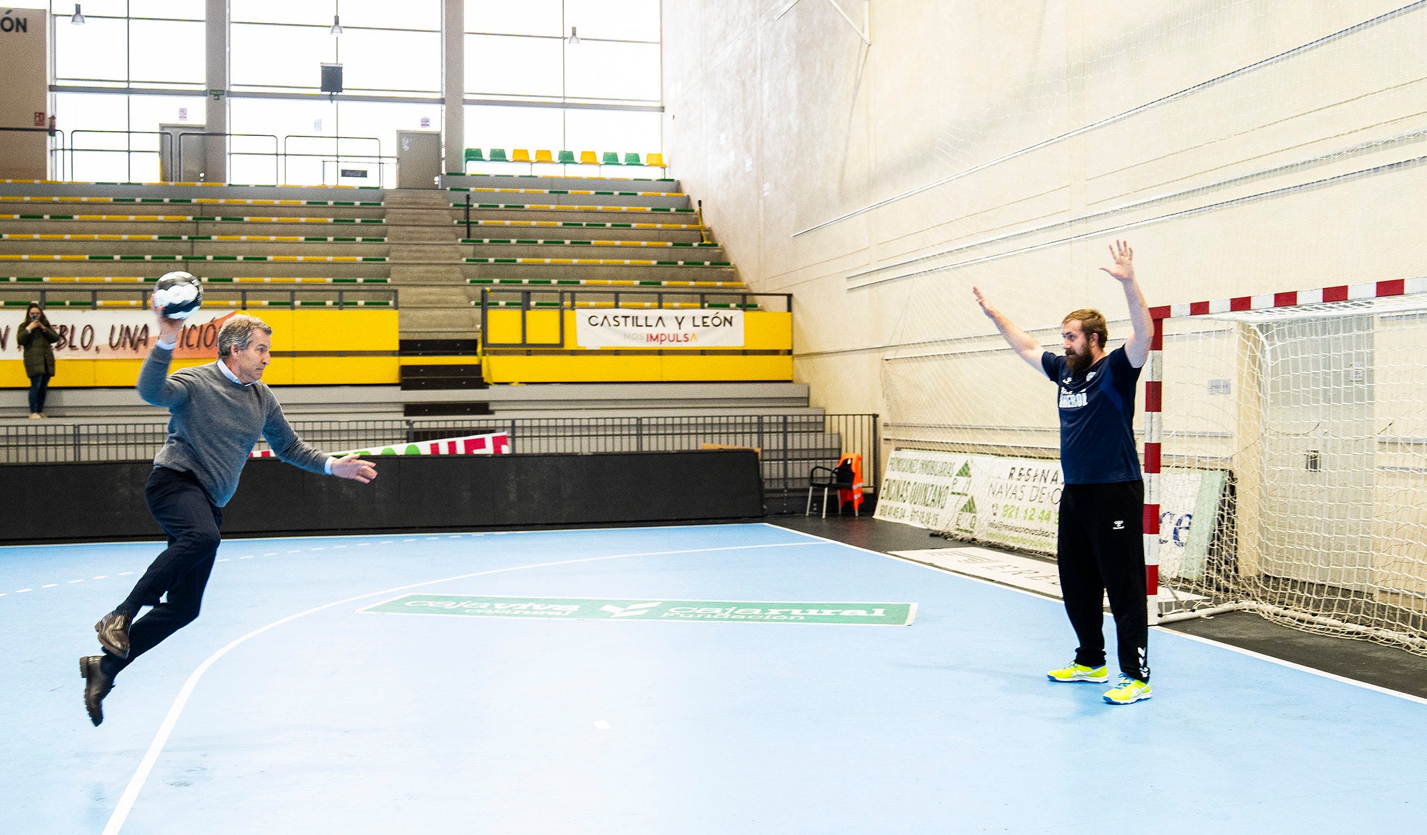 Feijóo visita les instal·lacions del Club Handbol Nava, a Nava de l'Asunción (Segòvia) / PP
