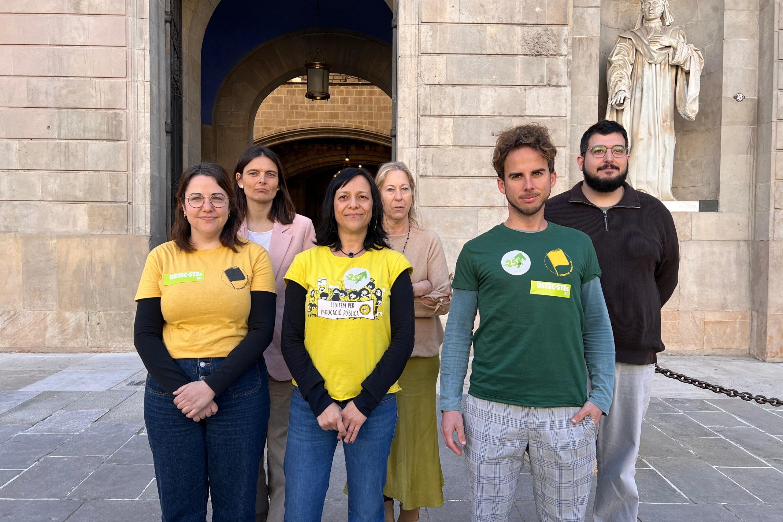 Regidors d'ERC a l'Ajuntament de Barcelona amb els representants d'USTEC davant el consistori. | Norma Vidal (ACN)