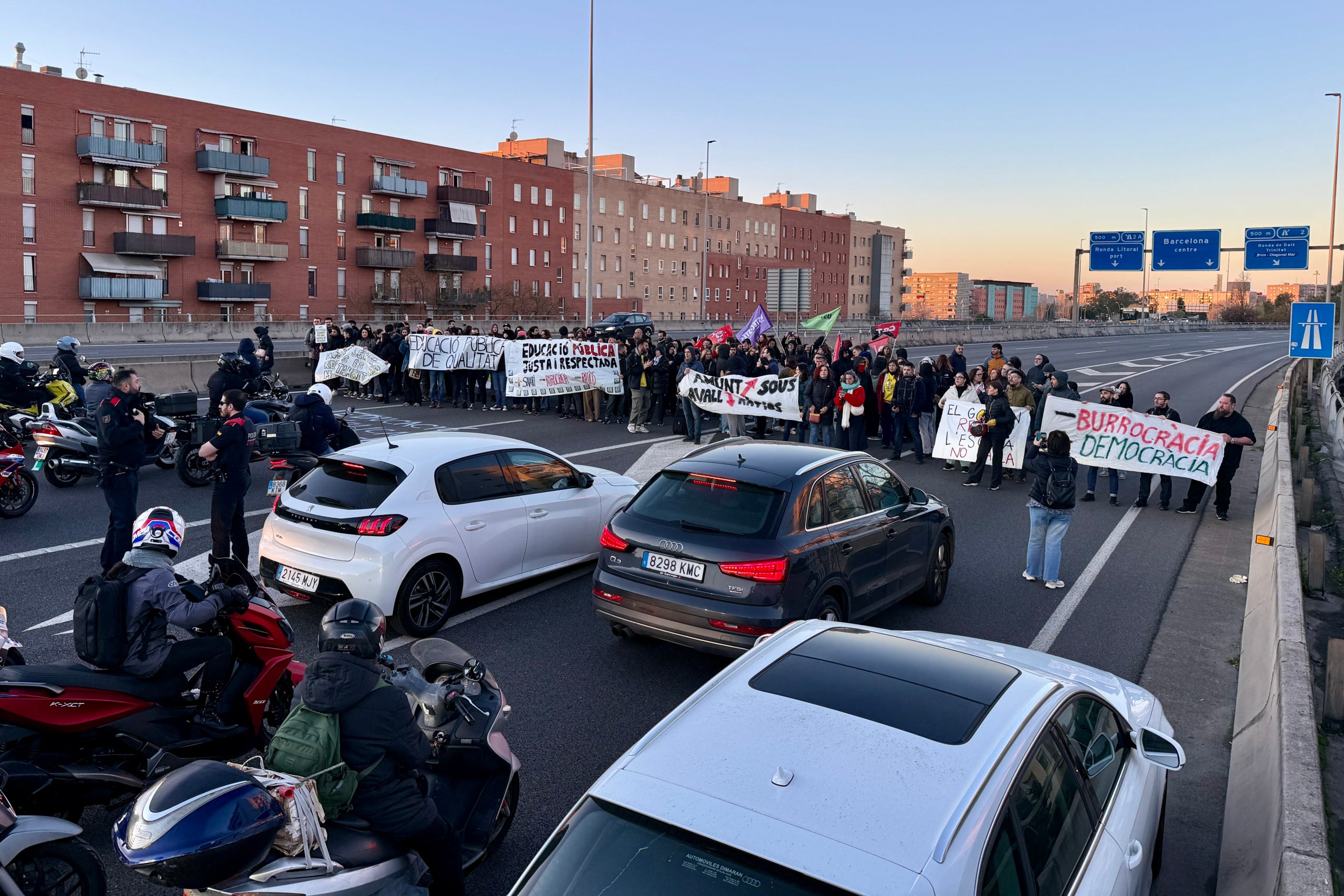 Docents en vaga tallen la C-31 entre Badalona i Sant Adrià de Besòs

(ACN)