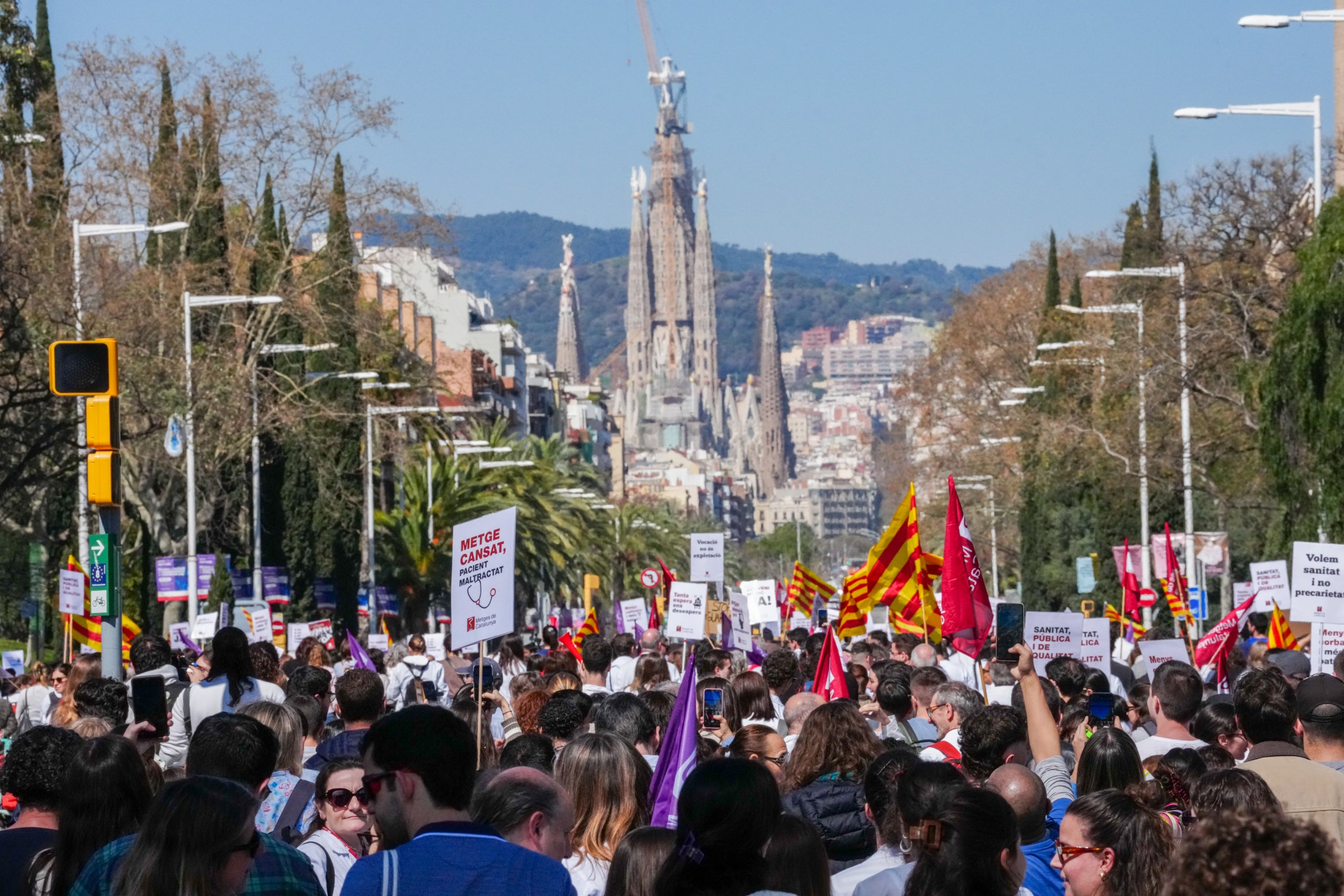 Manifestación de médicos en Barcelona, con la Sagrada Familia de fondo.| Joan Mateu Parra (ACN)