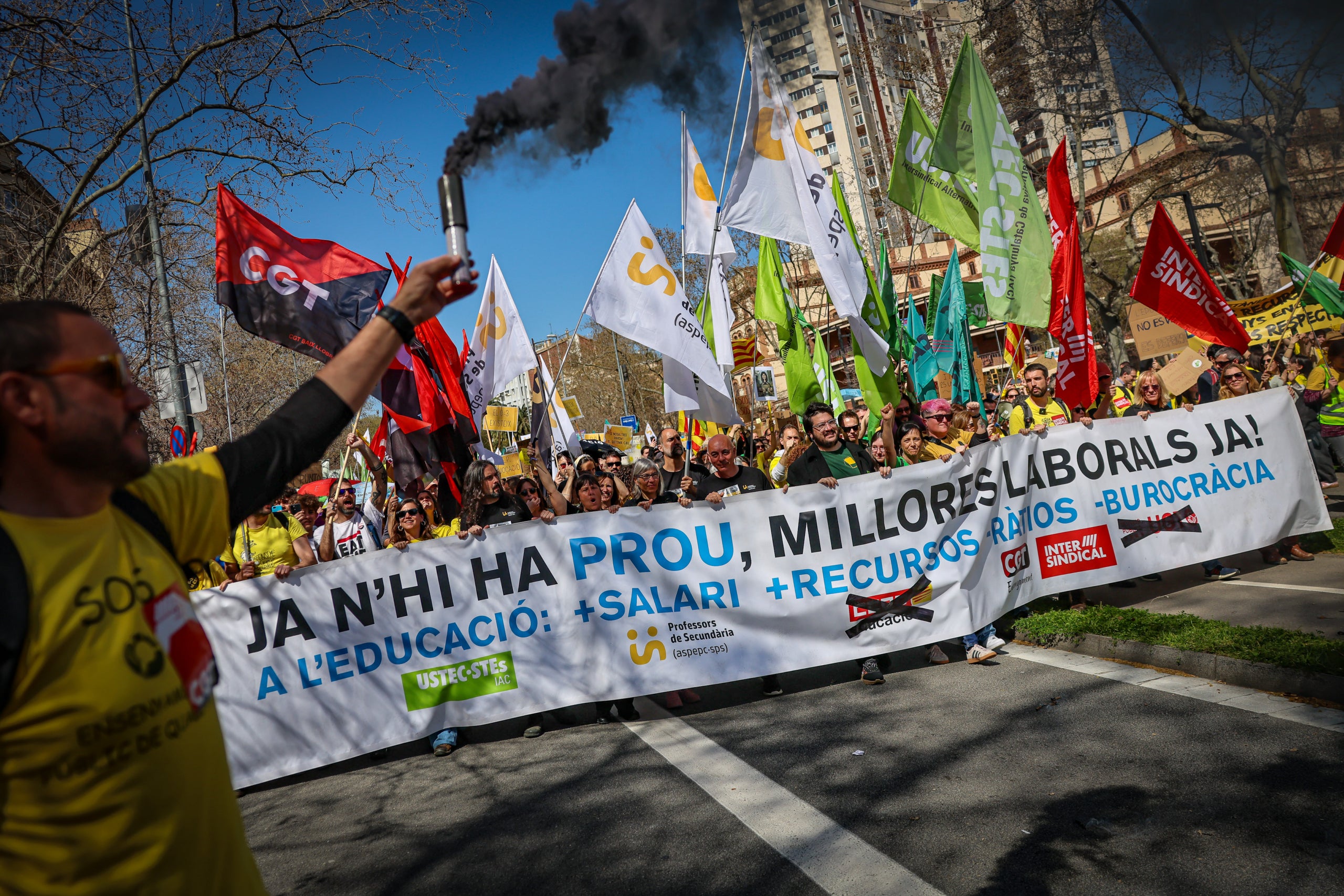 Capçalera de la manifestació del sector educatiu a Barcelona, sota el lema 'Ja n'hi ha prou, millores laborals ja!'. | ACN