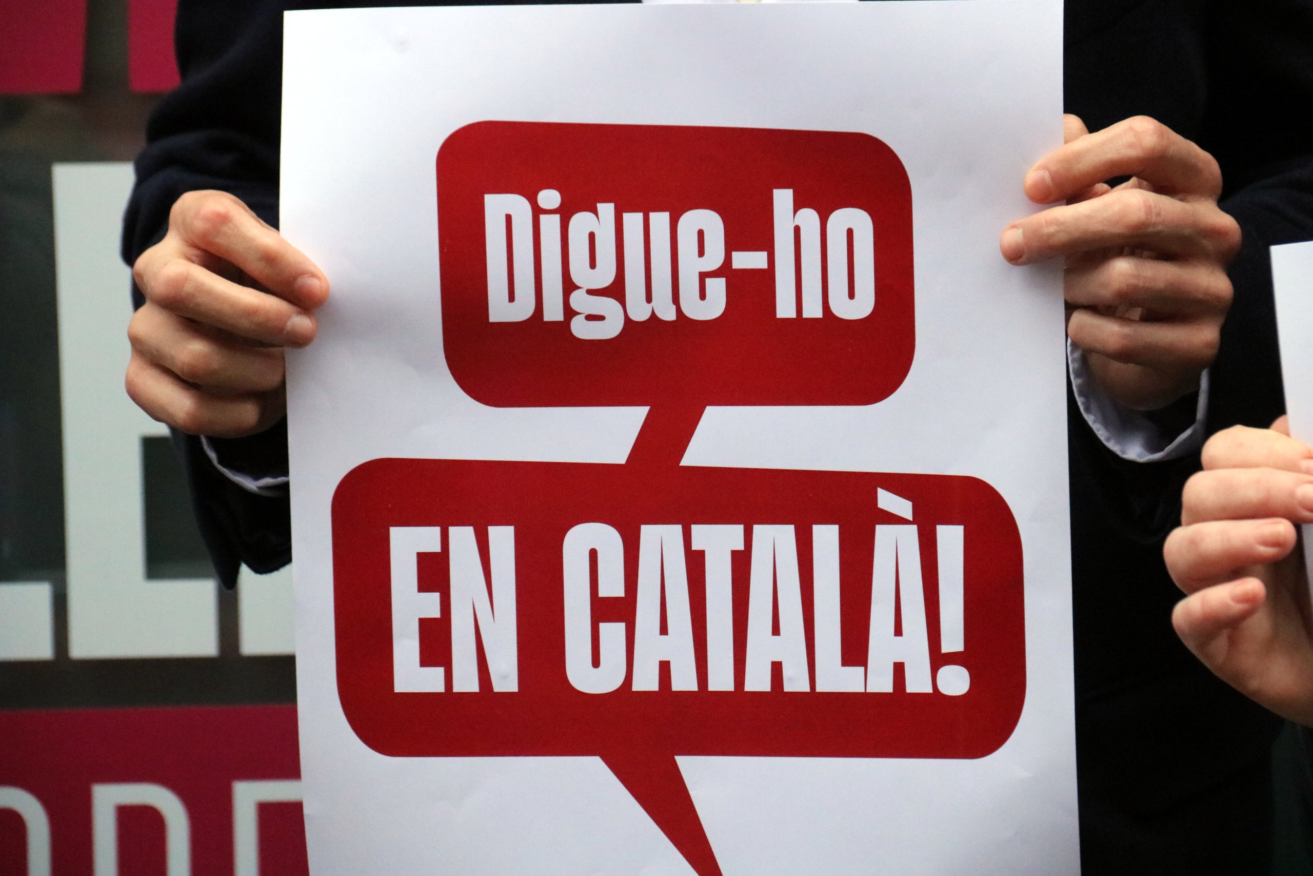 Un cartell de la campanya del Consell Comarcal del Bages per reforçar l'ús del català als comerços / ACN