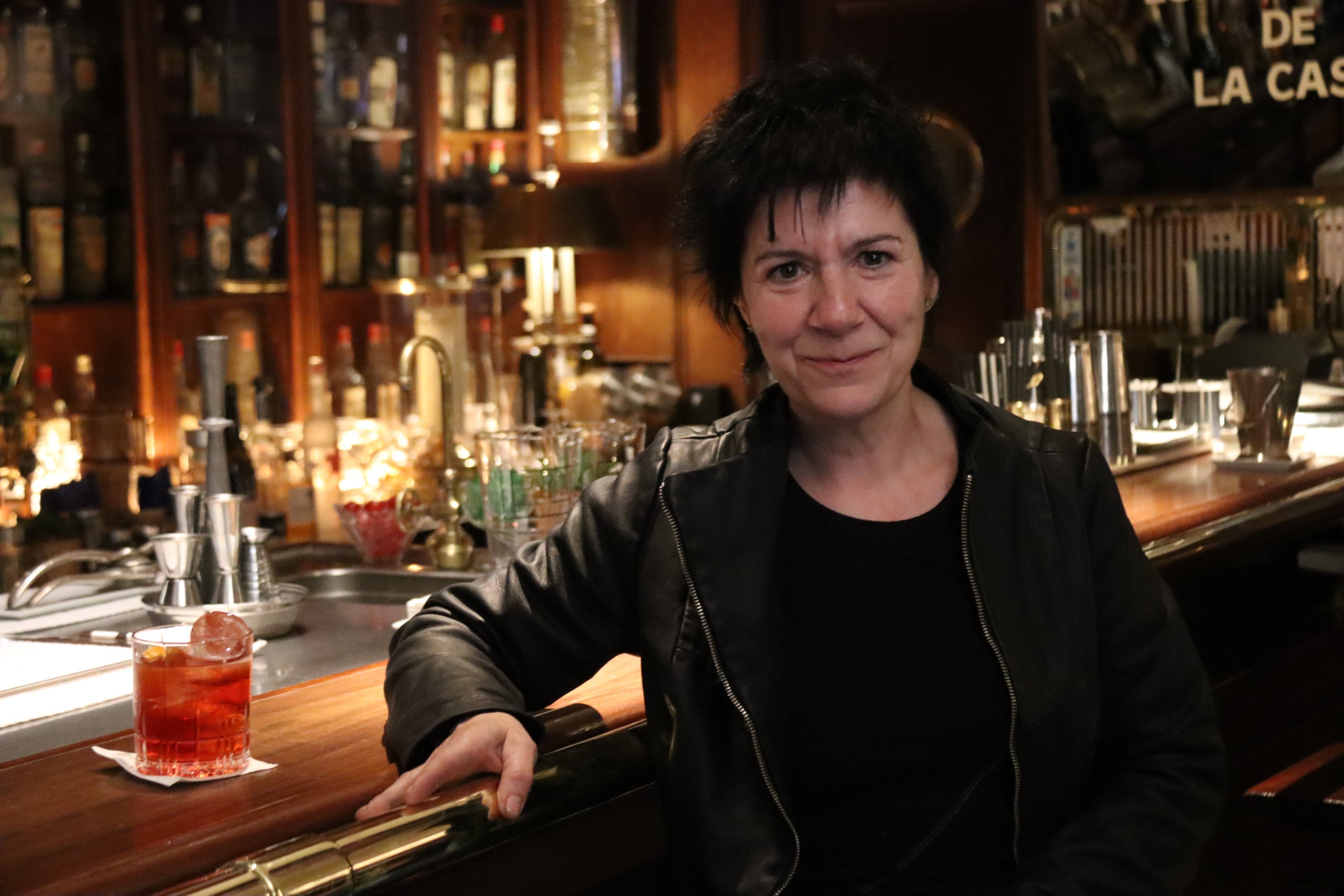 Empar Moliner, amb el seu negroni, a la barra del Dry Martini, durant la presentació de la seva nova novel·la, 'Instruccions per viure sense ella', que ja és a les llibreries, editada per Columna (Grup 62) / ACN