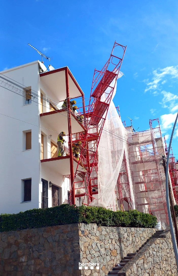 Una bastida derribada parcialment pel vent a Roses / ACN