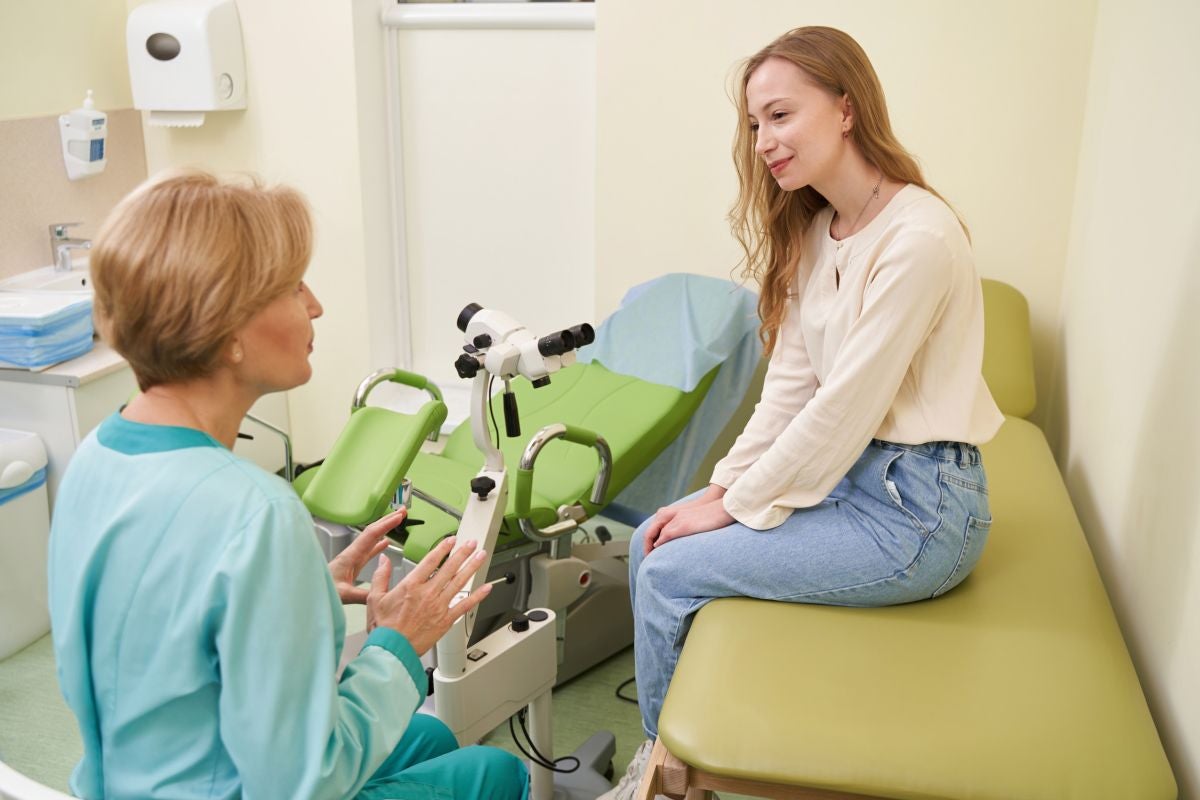 Una dona a una consulta mèdica / Servimedia