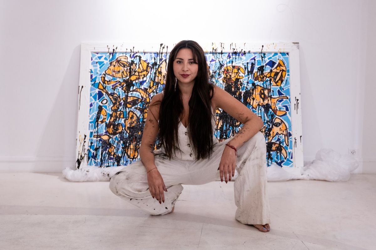 Juliana Plexxo, amb la seva obra 'Peces terrenales' / Servimedia