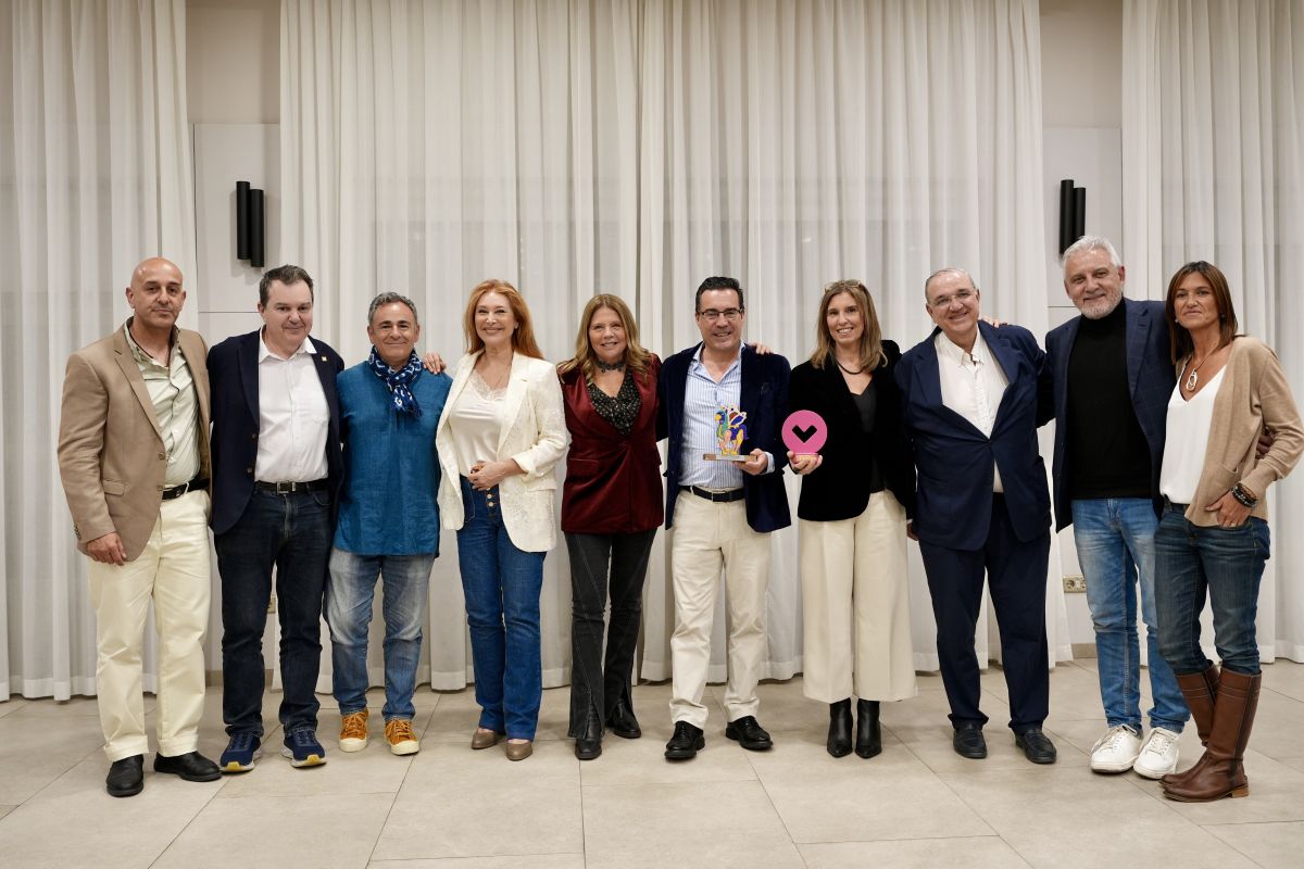 Experts i organitzadors posen junts en el festival | Foto del Festival Mundial de la Felicitat