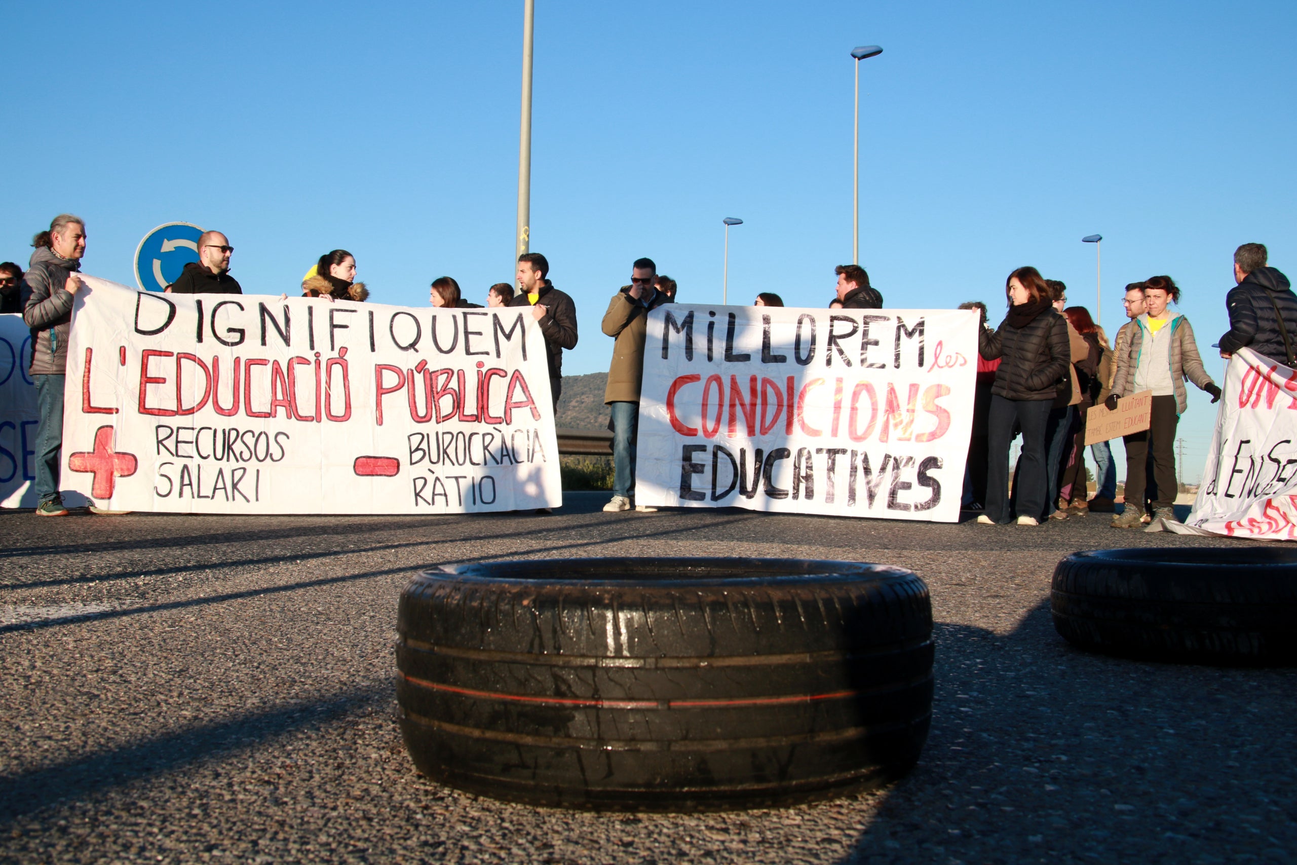 Docents de l'Alt Camp i de la Conca de Barberà amb una pancarta reivindicativa tallant l'accés a l'AP-2 i l'N-240 a l'altura de Montblanc | Mar Rovira (ACN)