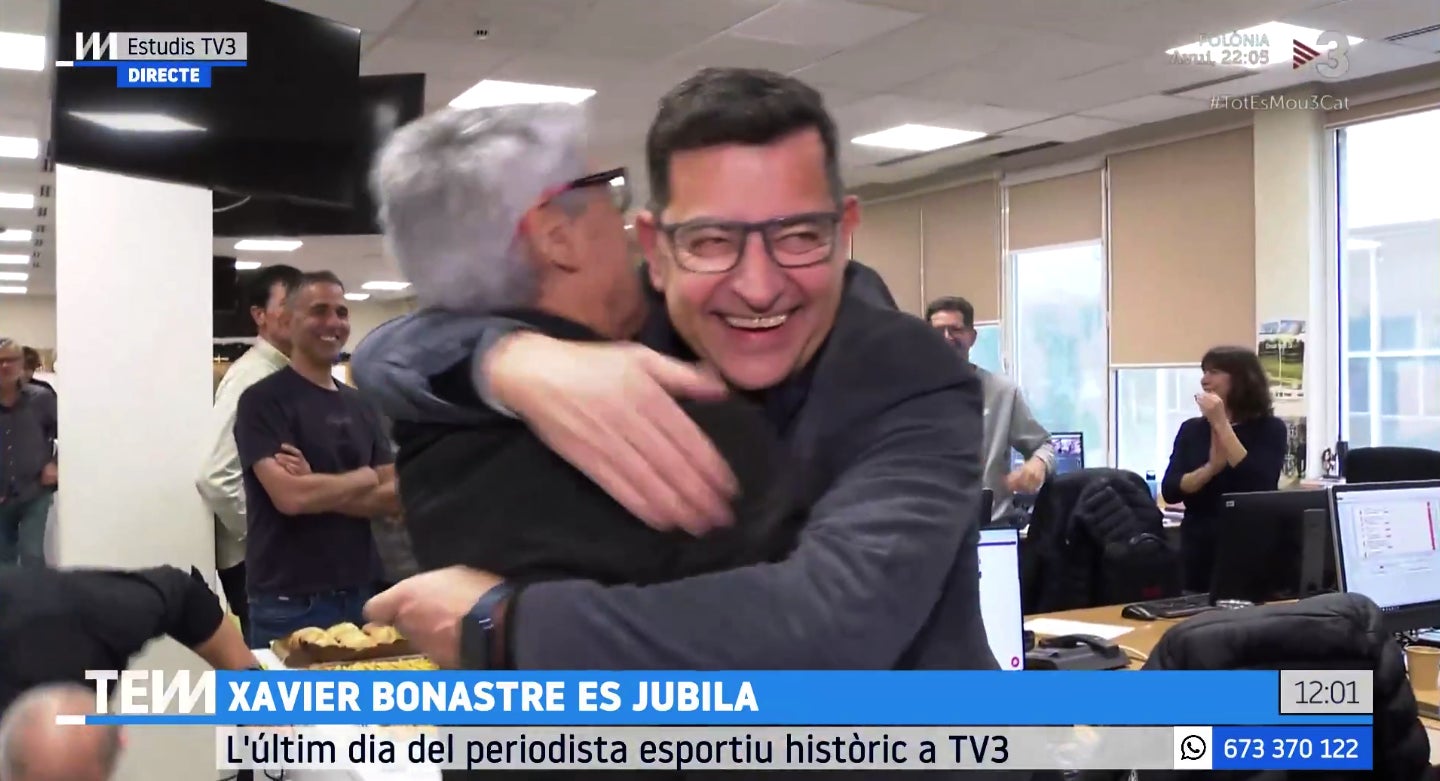 Abraçades i emoció en l'últim dia del periodista a TV3