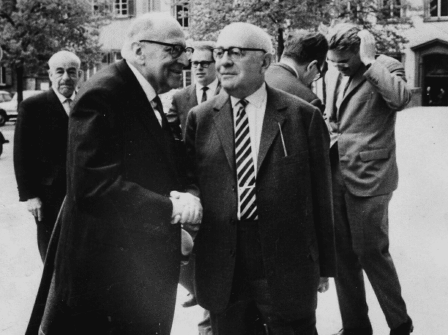 Els filòsofs Theodor Adorno i Max Horkheimer, fundadors de l'escola de Frankfurt, amb Habermas / Wikimedia Commons