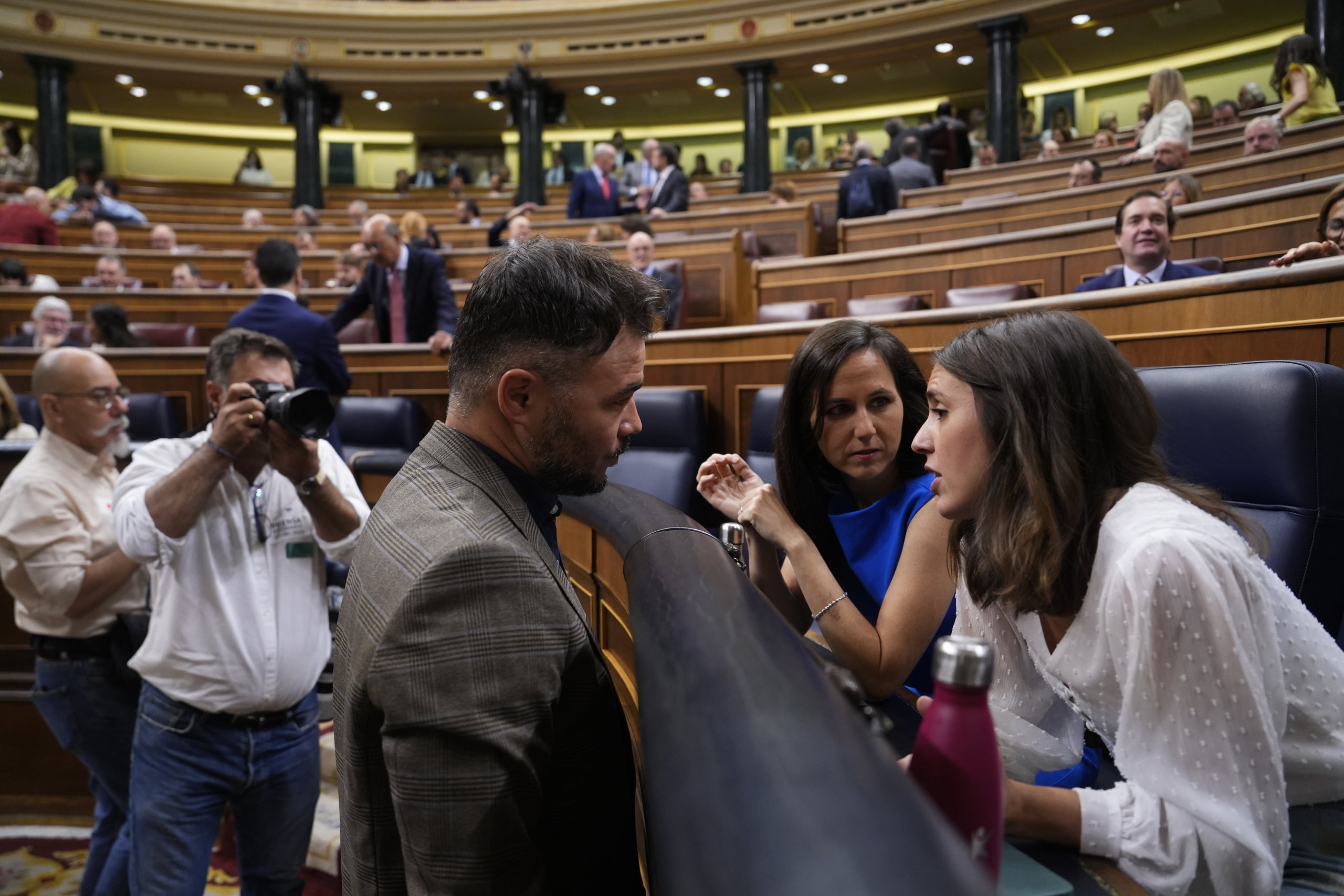 El portaveu d'ERC al Congrés, Gabriel Rufián, conversant amb les ministres en funcions Irene Montero i Ione Belarra al Congrés dels Diputats | Javier Barbancho (ACN)
