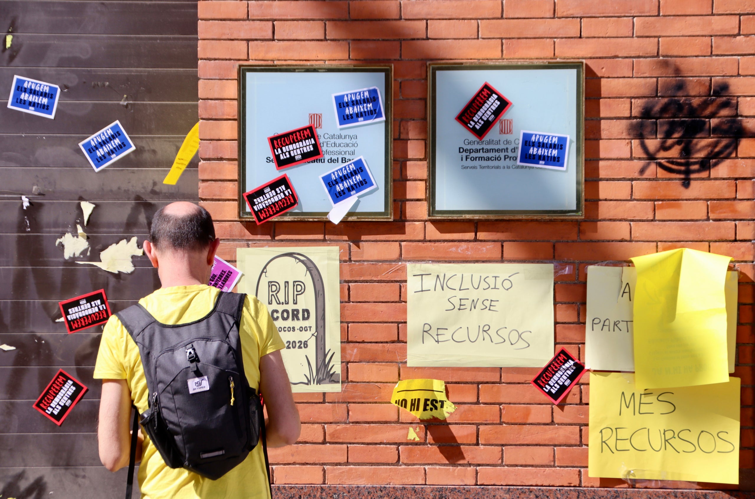 Adhesius que s'han posat a la seu d'Educació de Manresa | 
Laura Busquets (ACN)