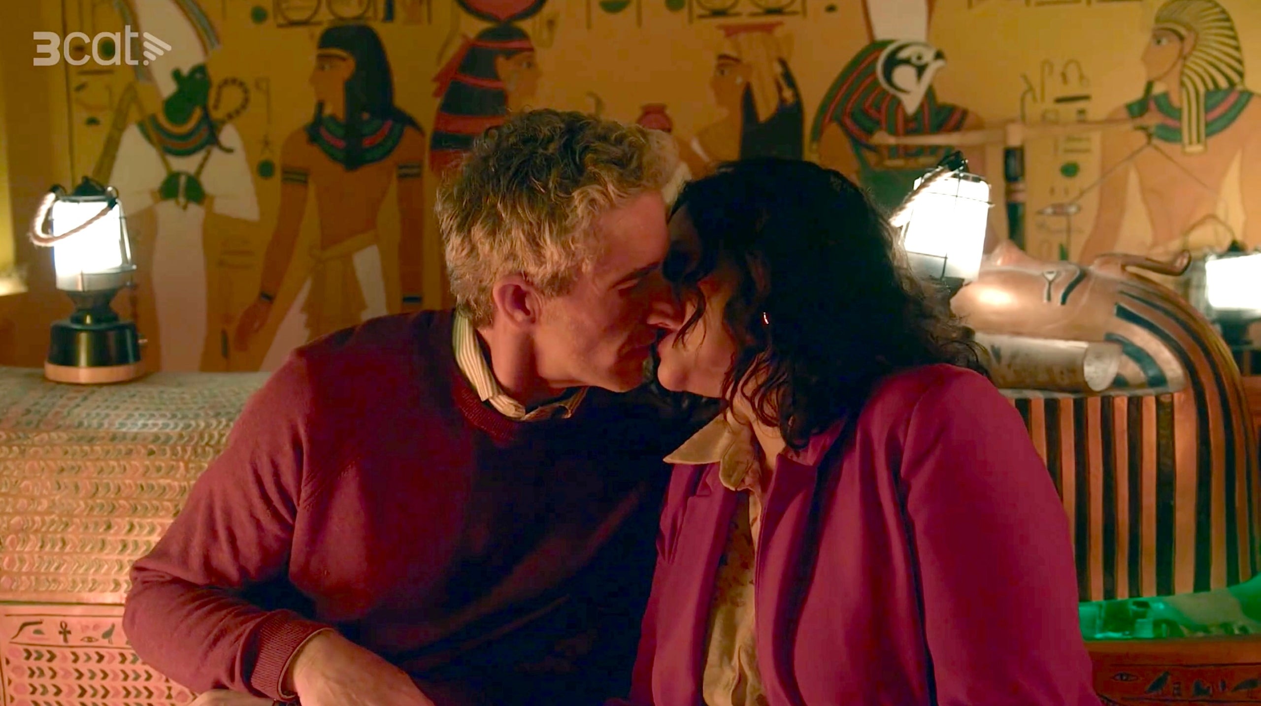 El Carles i la Lídia en l'escena de 'Com si fos ahir' que es tornen a fer un petó després de molts anys / 3Cat