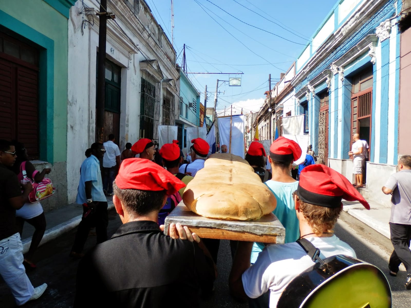 Els cubans porten el pa durant la Festa de La Colla pels carrers de Matanzas, Cuba / Rosa Herraiz