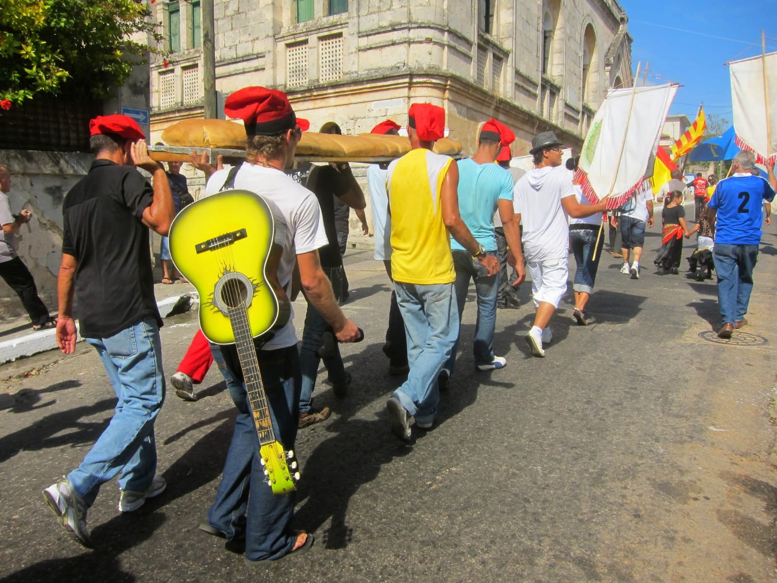 En la Festa de La Colla de Cuba, el pa es puja en romeria fins a l'Ermita de Montserrat de Matanzas / Rosa Herraiz