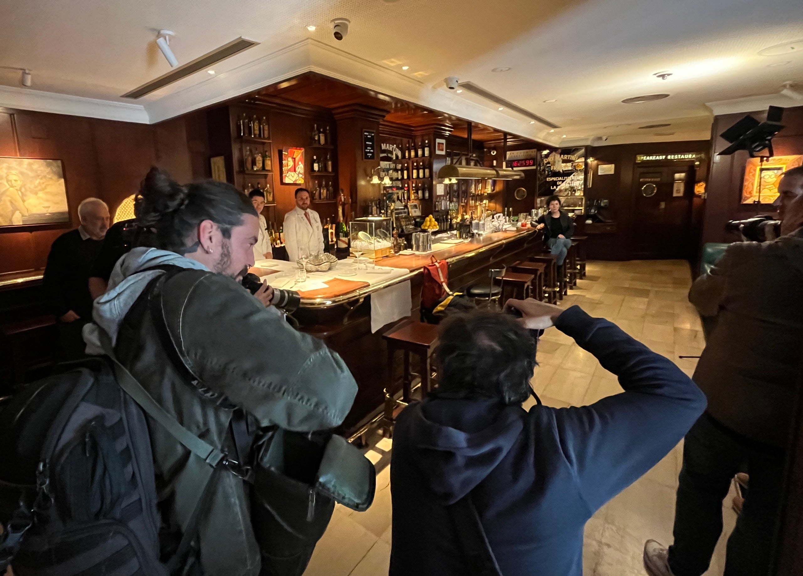 Los fotógrafos retratando a Empar Moliner en la presentación de su nueva novela, 'Instruccions per viure sense ella', que ya está en las librerías, editada por Columna (Grup 62) / S.B.