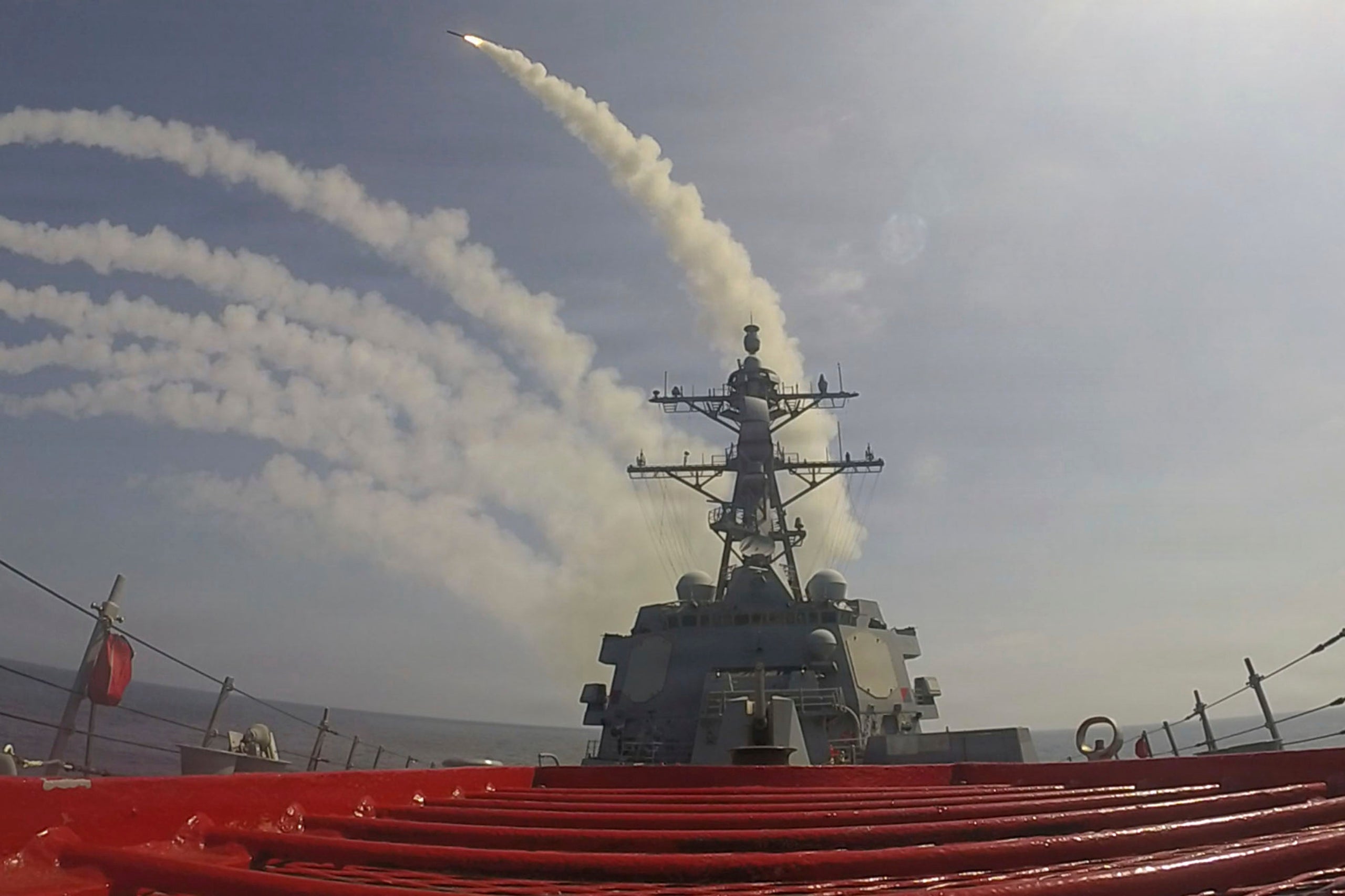 El destructor de míssils guiat de l'Armada dels Estats Units Arleigh Burke, USS Frank E. Petersen Jr, llança un míssil Tomahawk Land Attack en suport de l'Operació Epic Fury. Els Estats Units i Israel van llançar atacs conjunts contra l'Iran. |  Foto: -/Planet Pix via ZUMA Press Wire/dpa | EUROPA PRESS