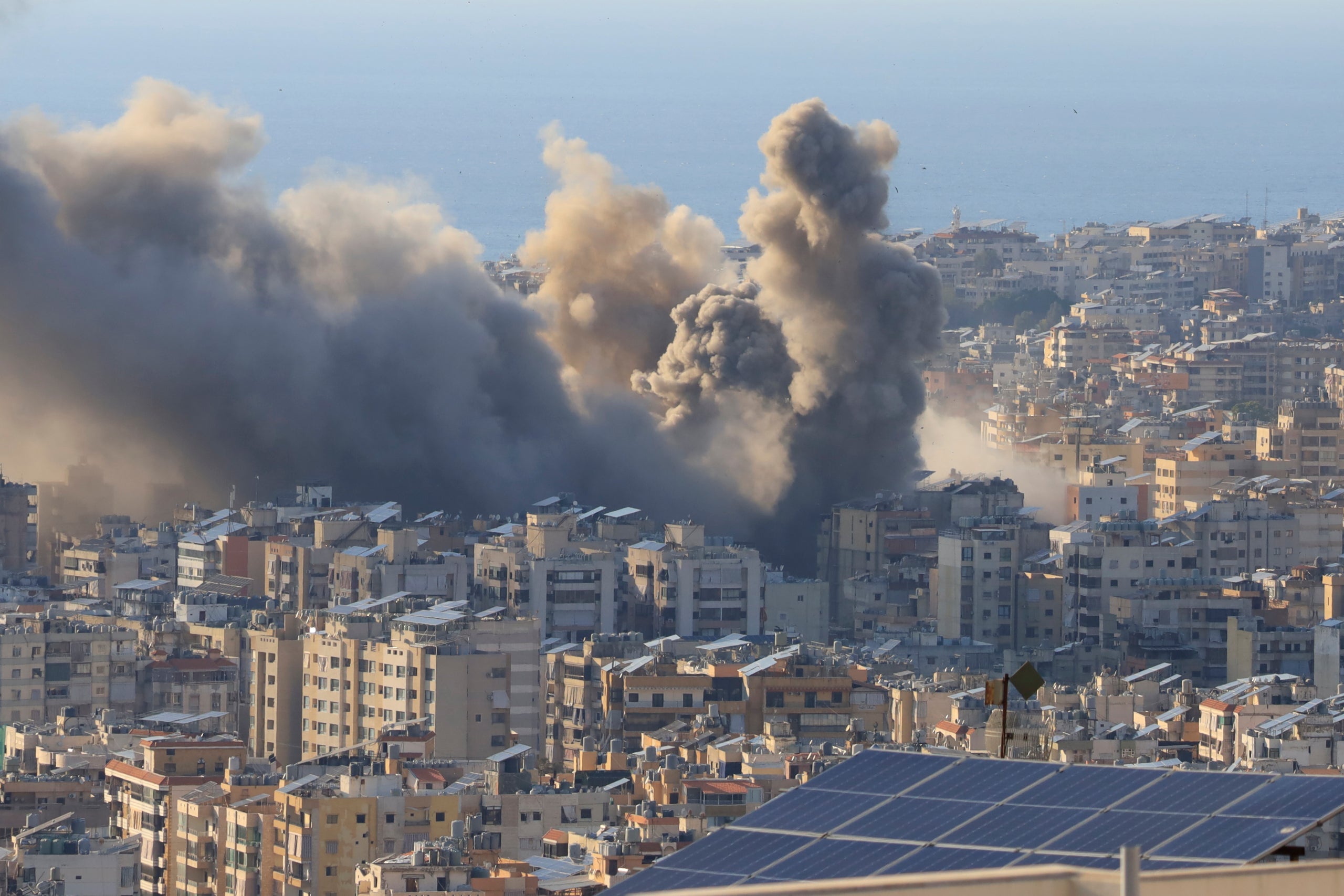 Imatge de la capital del Líban, Beirut després d'una explosió massiva després d'un atac aeri israelià. | Abdul Kader Al Bay/ZUMA Press Wire/dpa (EUROPA PRESS)