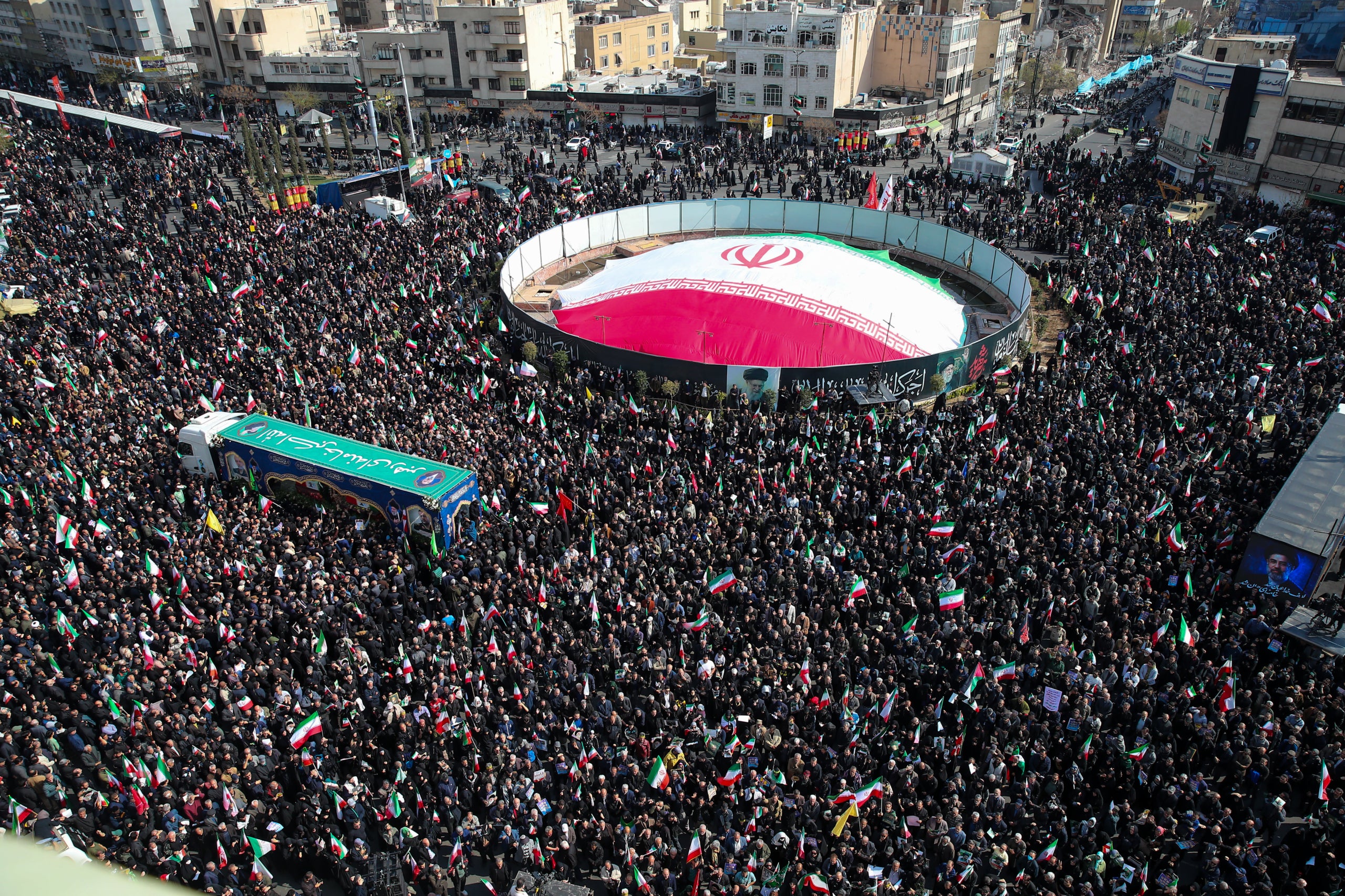 Gent reunida i sostenint banderes iranianes durant el funeral del secretari general del Consell Suprem de Seguretat Nacional de l'Iran, Ali Larijani | Stringer (Europa Press)