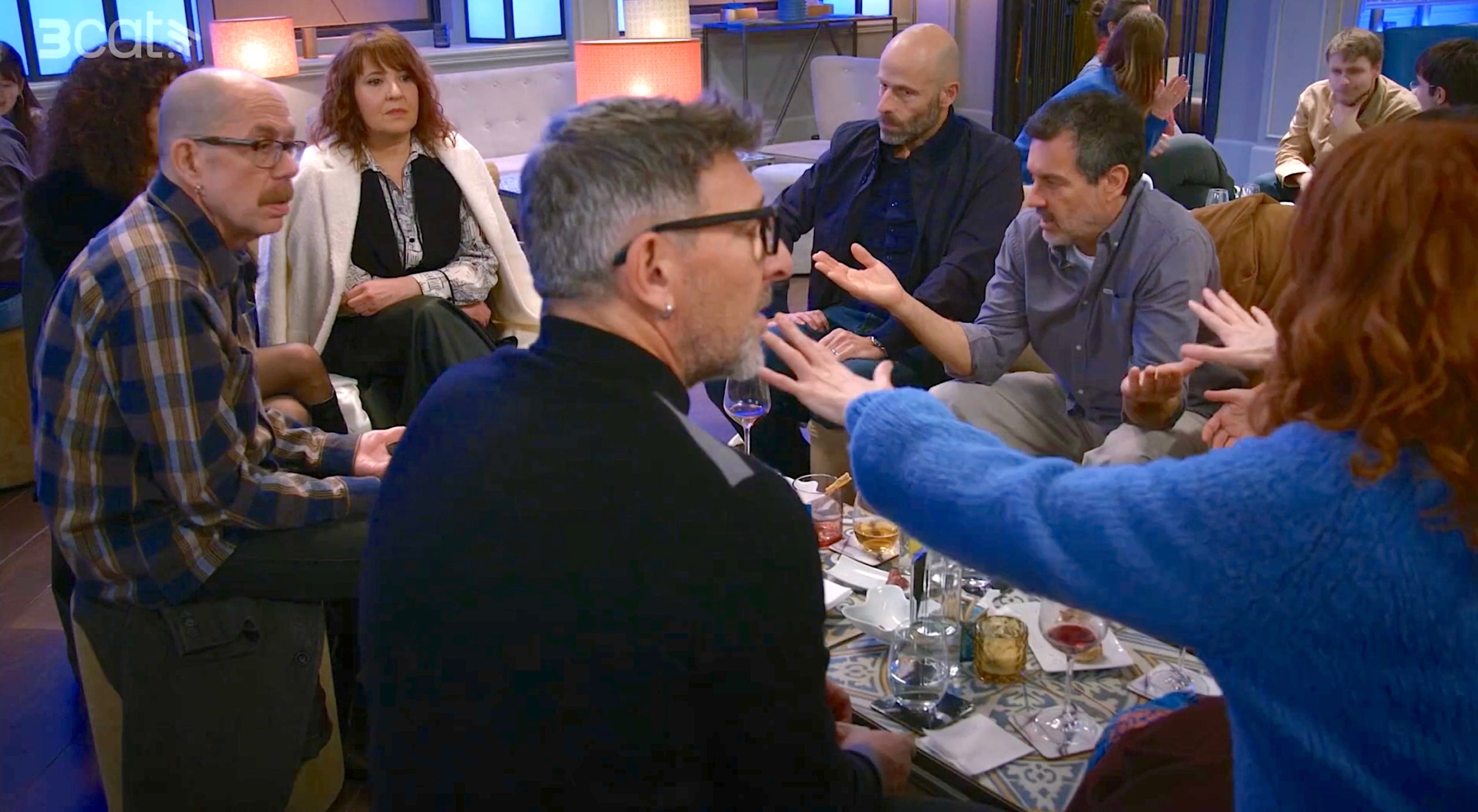 L'Eva intenta posar pau durant la discussió amb la colla al Flora, a 'Com si fos ahir' / 3Cat