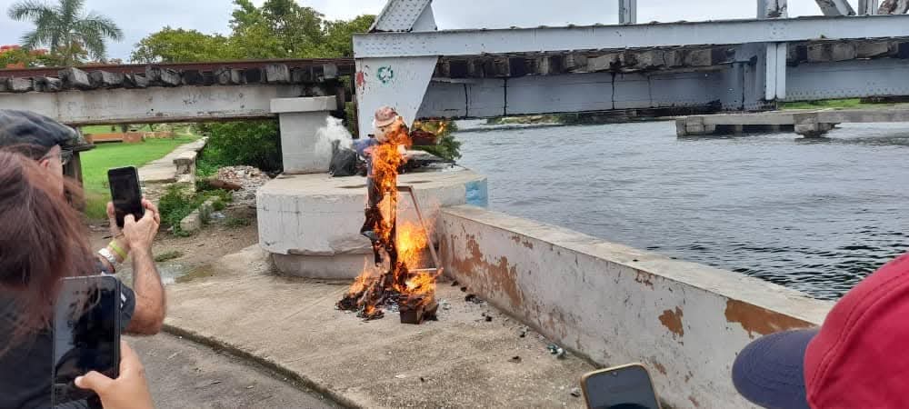 Crema del ninot per celebrar Sant Joan a Cuba / Casal Català de Matanzas 