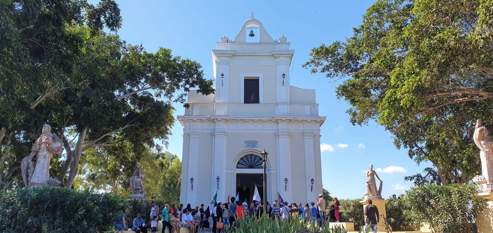 La Festa de la Colla davant de l'Ermita de Montserrat a Cuba / Rosa Herraiz