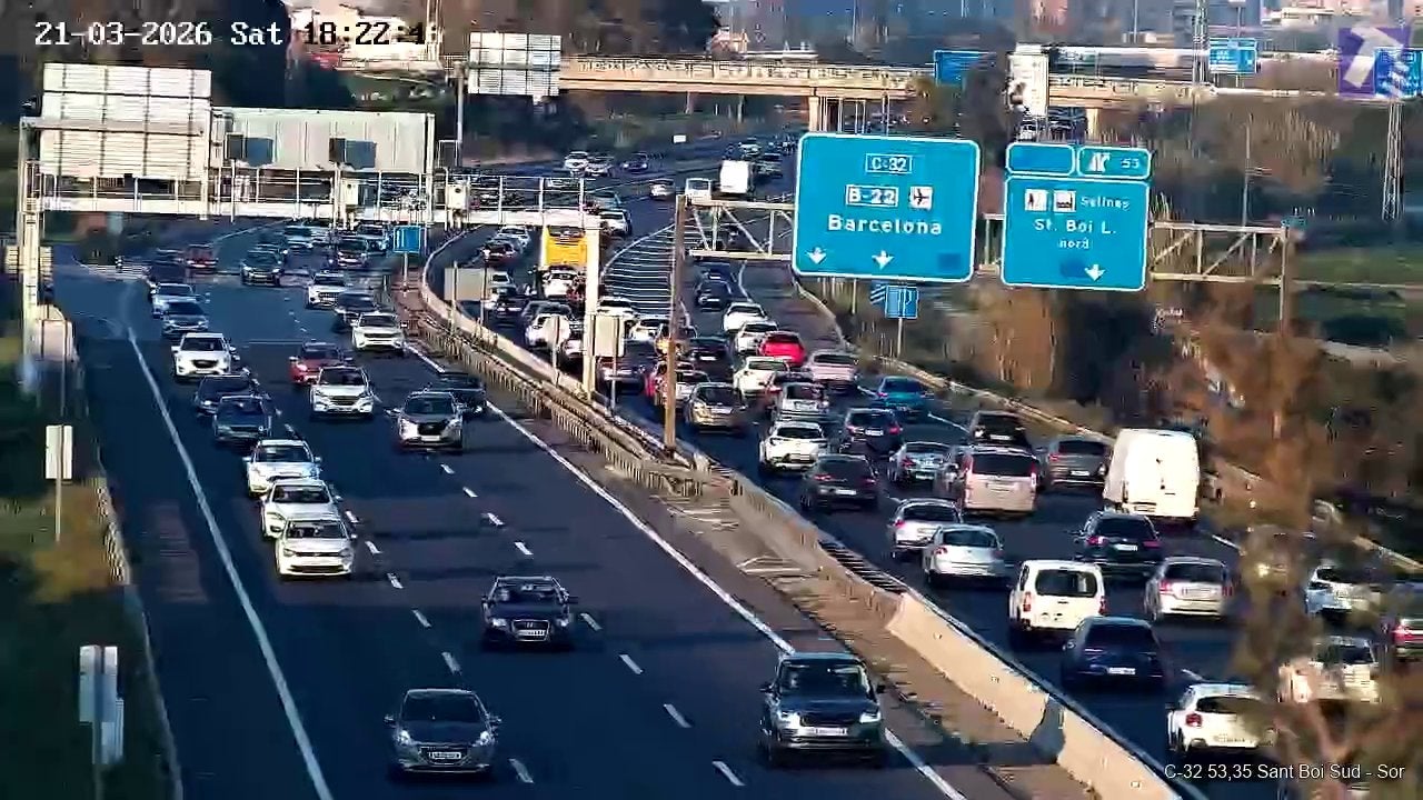 Una imatge d'una via amb tres carrils on els Mossos detecten vehicles circulan per on no toca/SCT